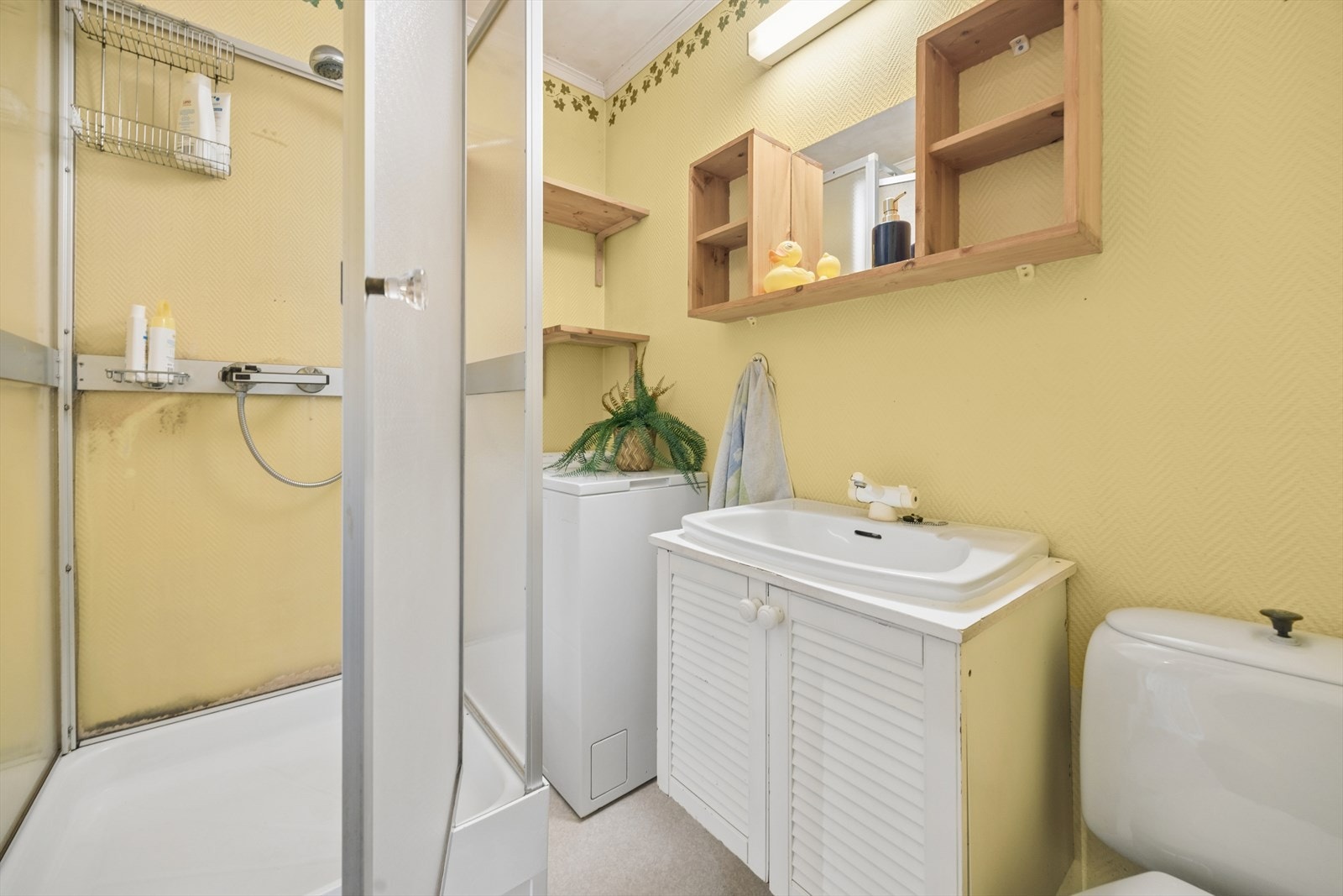 Badet er utstyrt med dusjkabinett og har opplegg for vaskemaskin. Galleribilde