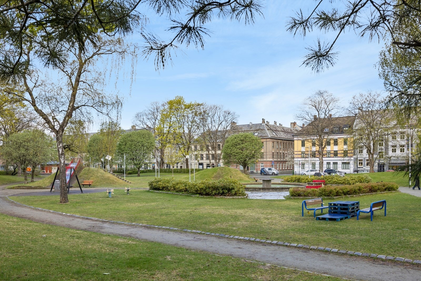 Flere parker og idrettsanlegg, som Buranbanen ligger i umiddelbar nærhet. Galleribilde