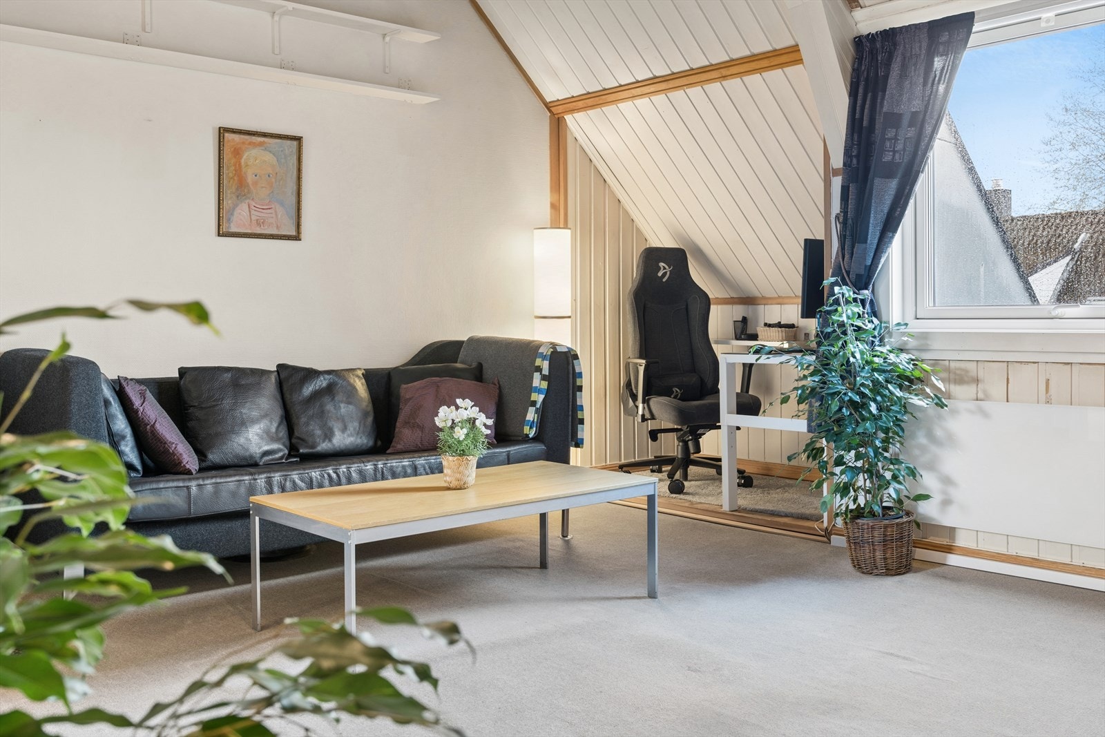 Stuen har en praktisk krok som egner seg godt for en hjemmekontorløsning. Galleribilde
