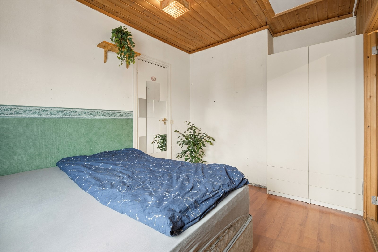 Rommet har god plass til garderobeskap for effektiv oppbevaring. Galleribilde