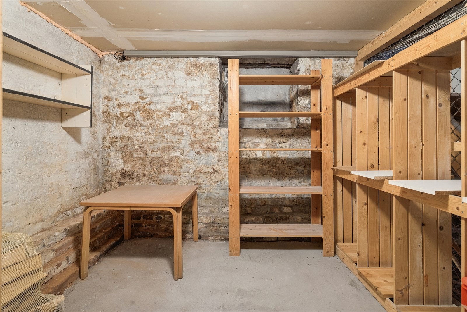 Leiligheten disponerer en bod i kjelleren for ekstra lagringsplass. Galleribilde