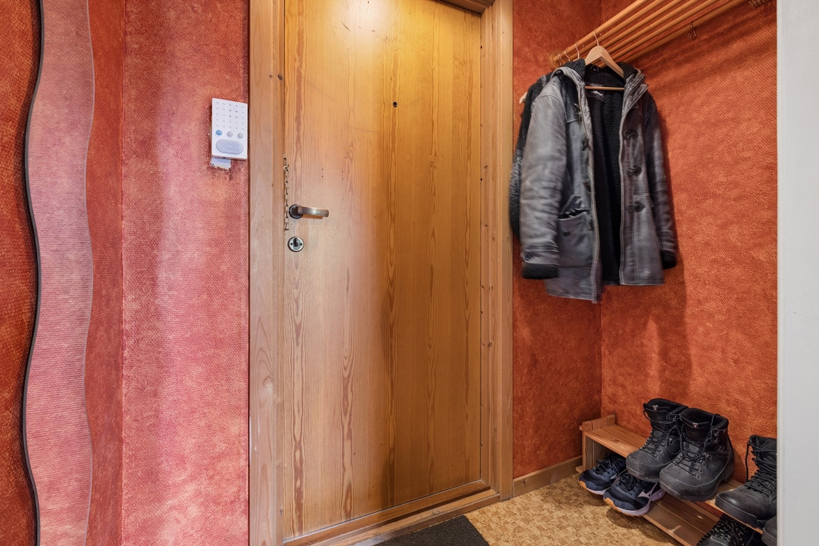 Entré med plass til å henge fra seg yttertøy og sko. Velkommen inn! Galleribilde