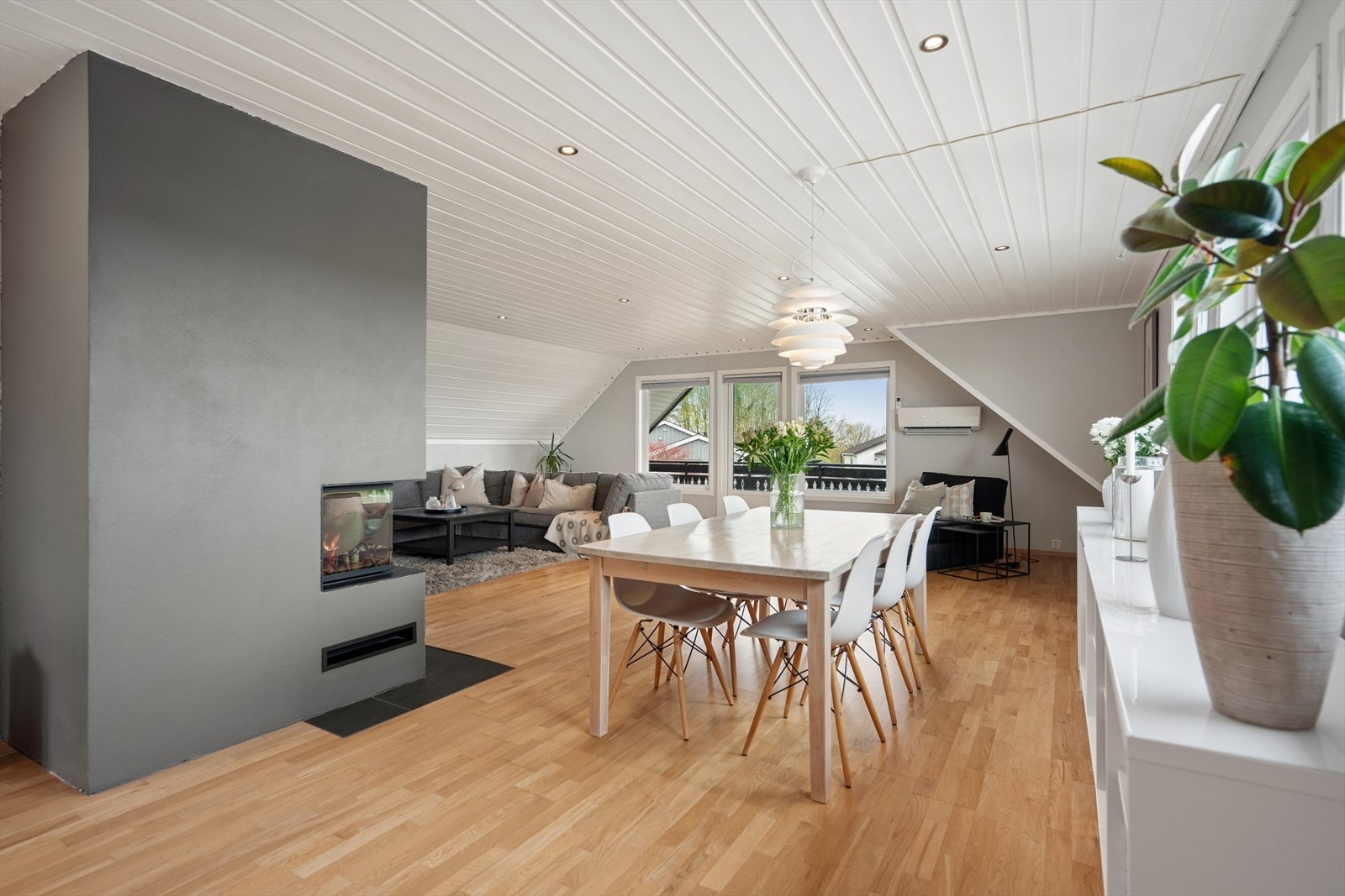 Gjennomgående parkett på gulv og malte tak- og veggflater skaper en helhetlig og innbydende atmosfære. Galleribilde