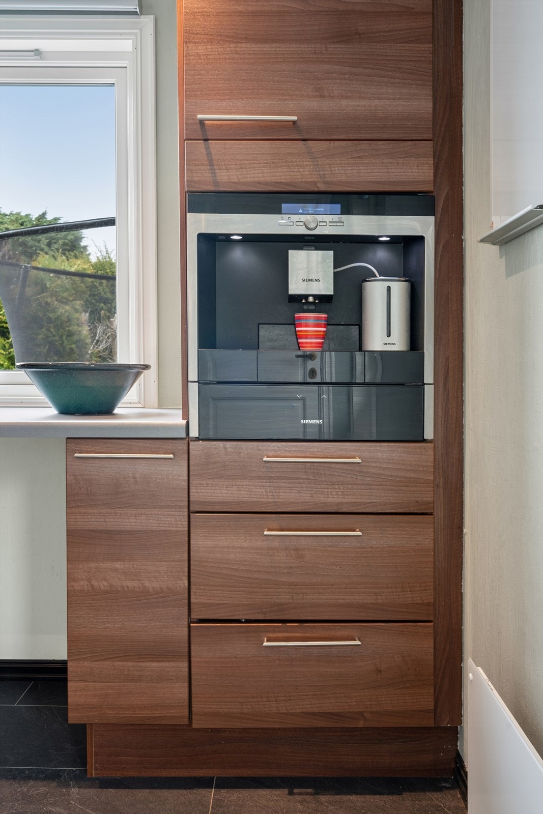 Innredningen inkluderer stekeovn, platetopp og en innebygd kaffemaskin. Galleribilde