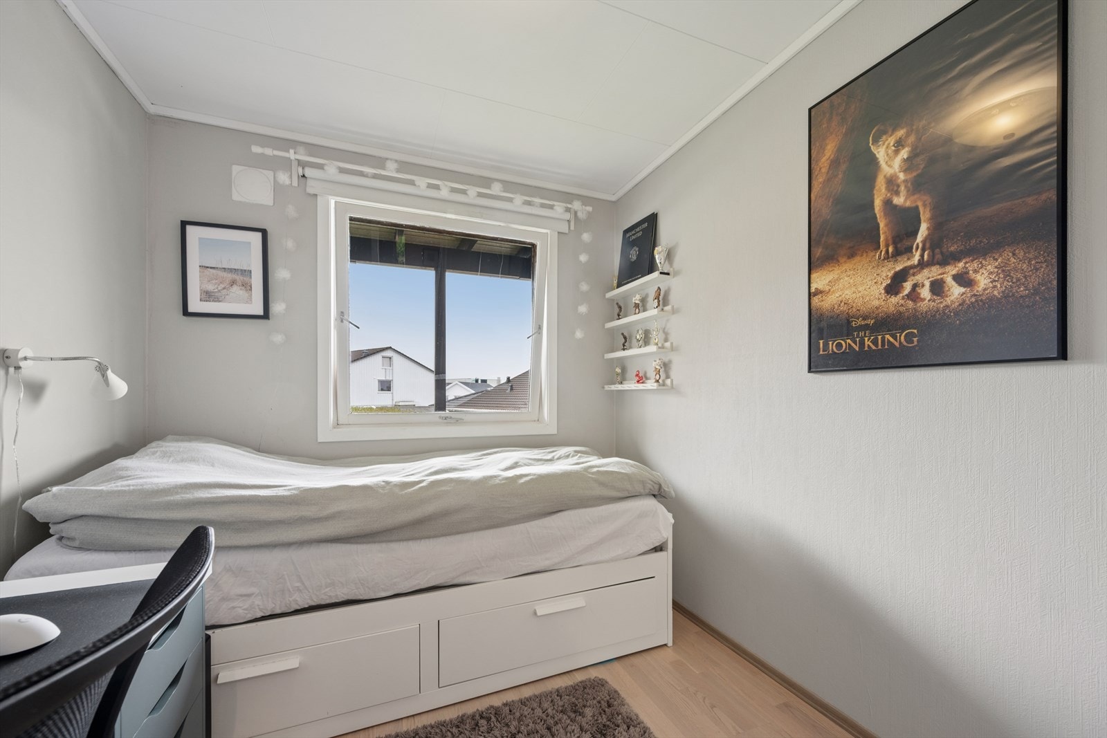Et praktisk soverom med plass til seng og arbeidsplass. Galleribilde