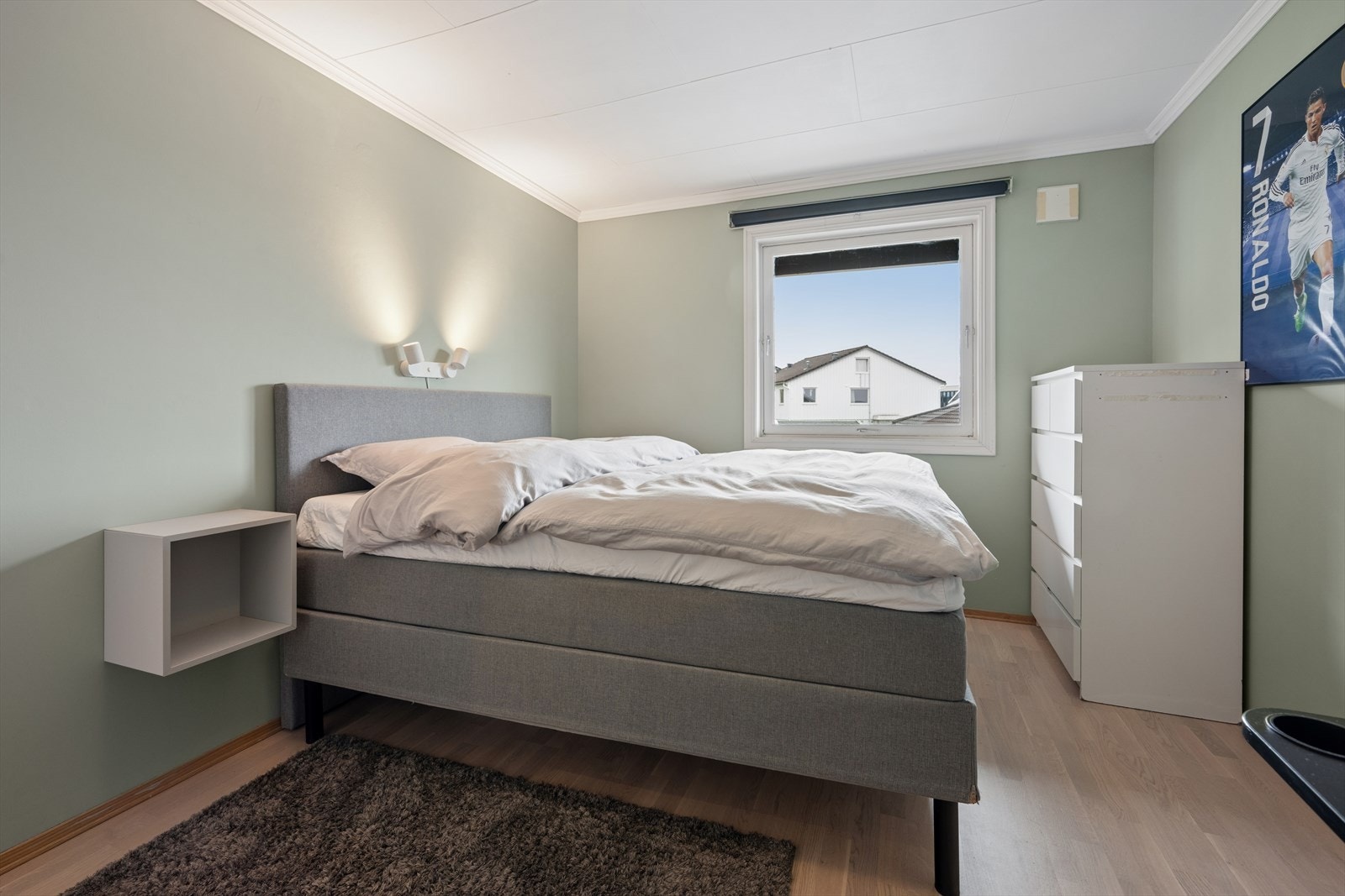 Ett av tre soverom i første etasje. Det er lagt nye gulv i alle tre rommene. Galleribilde