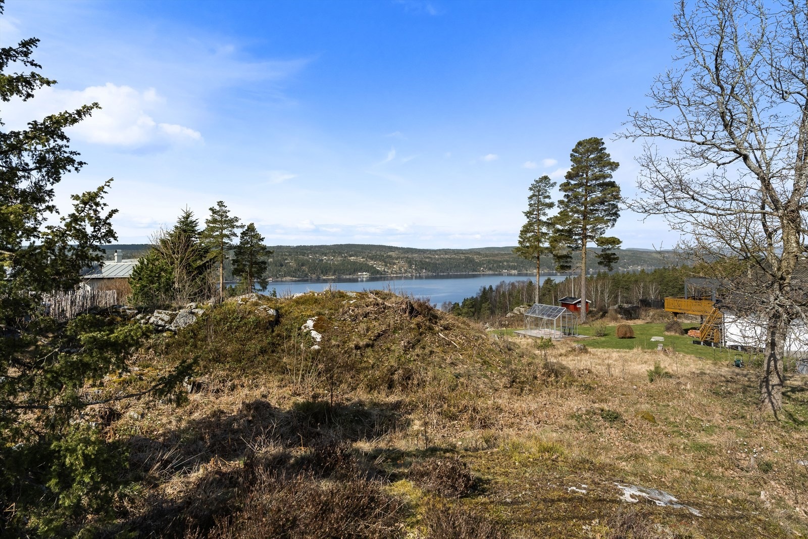 Vestvendt med fjordutsikt og kveldssol nær sjøen Galleribilde
