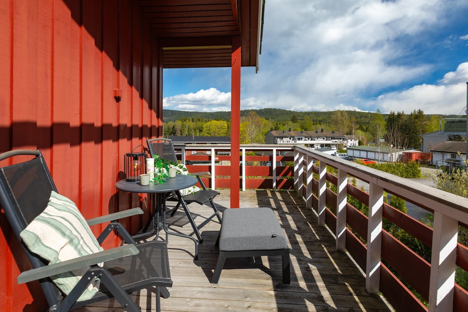 Eiendommen byr på flere koselig uteplasser. Denne har utgang fra stuen. Galleribilde