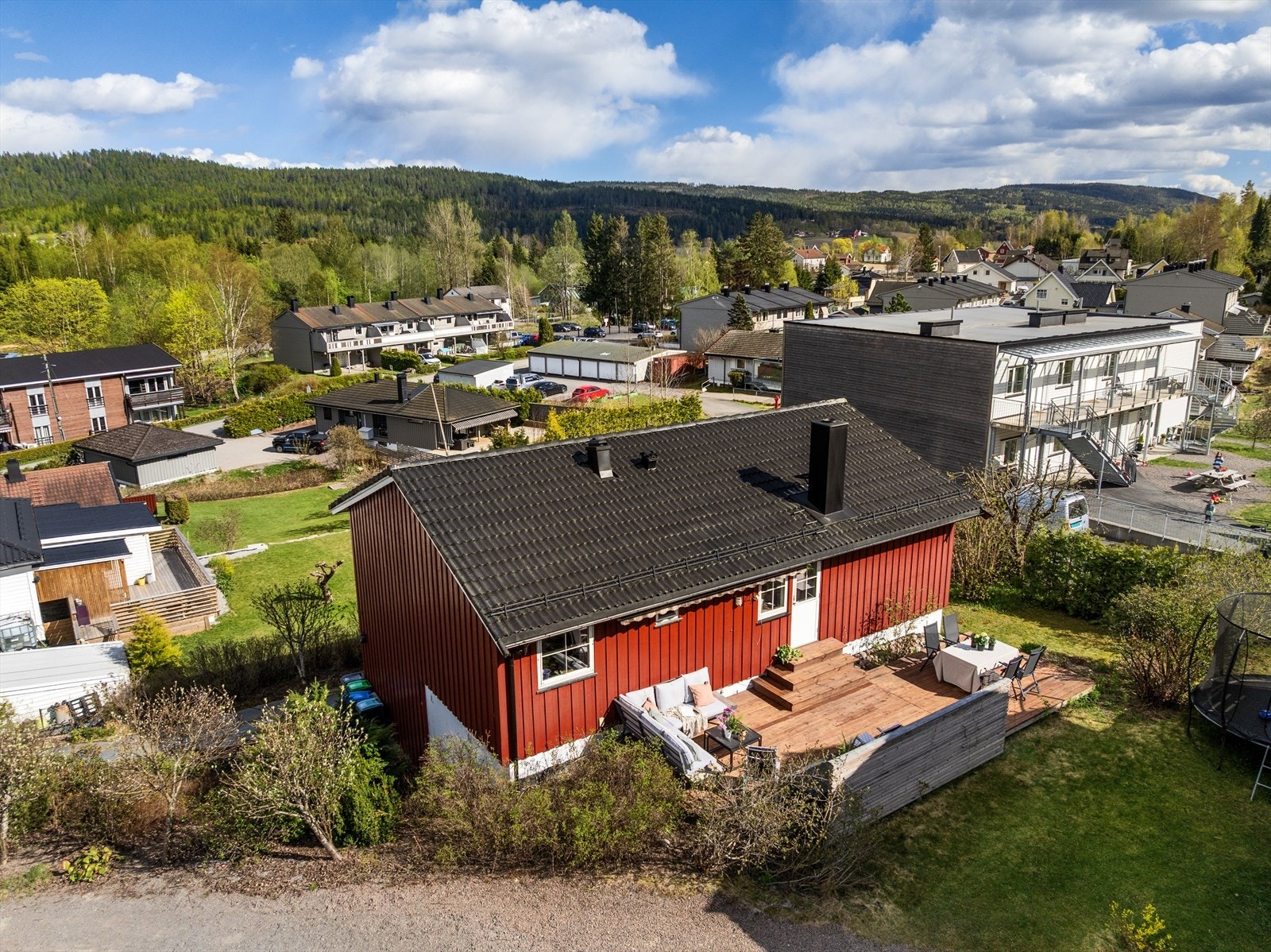 En innholdsrik enebolig med en praktisk planløsning over to etasjer og fine uteplasser. Galleribilde