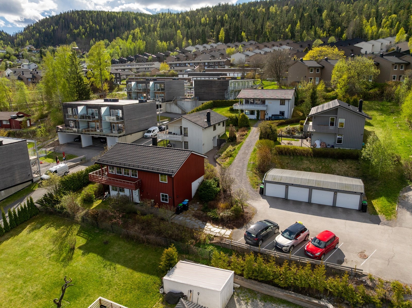 Her bor du skjermet og familievennlig med marka som nærmeste nabo, og med garasjeplass i felles rekke. Galleribilde