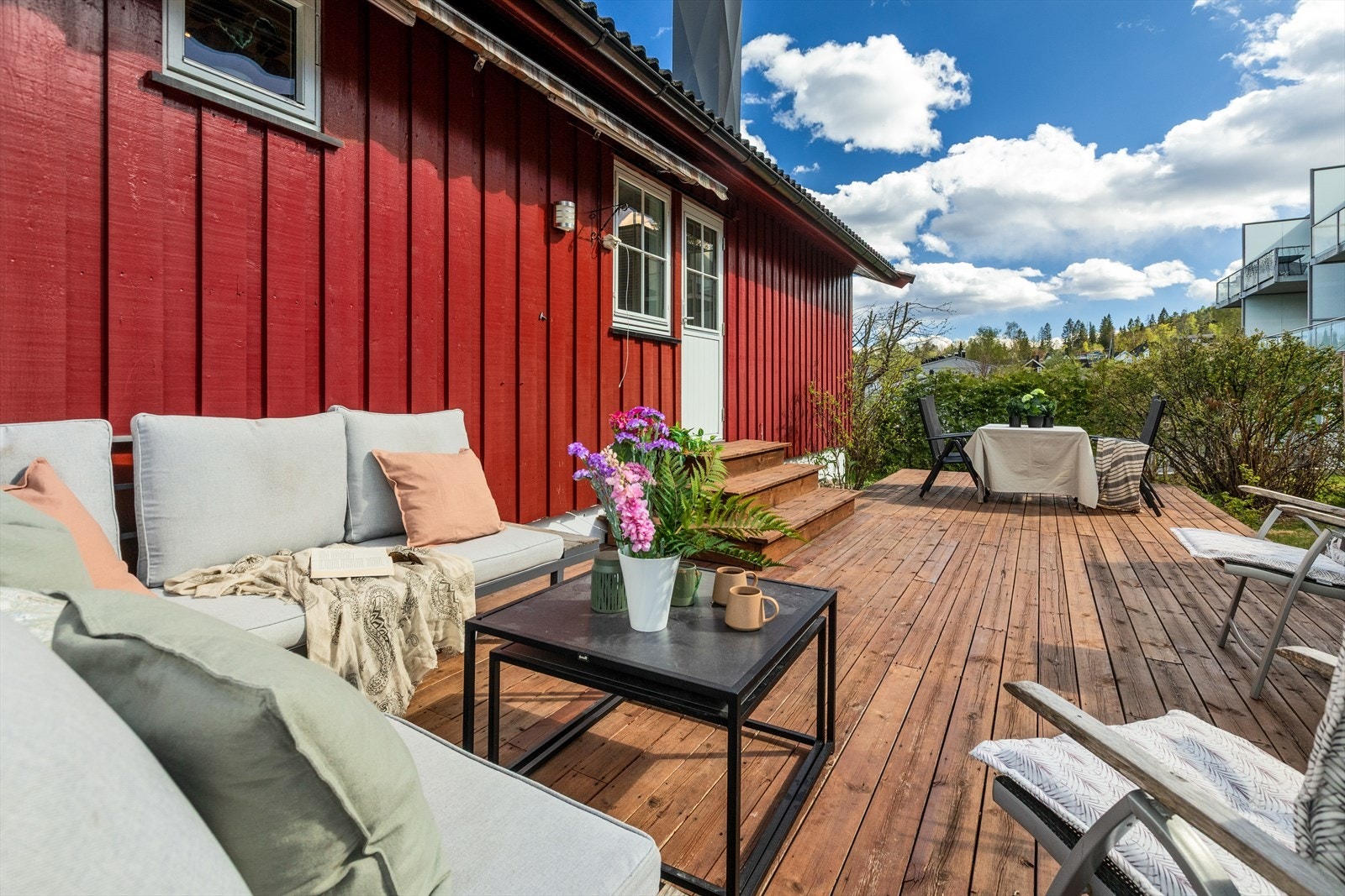 Flere uteplasser gir gode muligheter for å nyte solen gjennom dagen. Galleribilde
