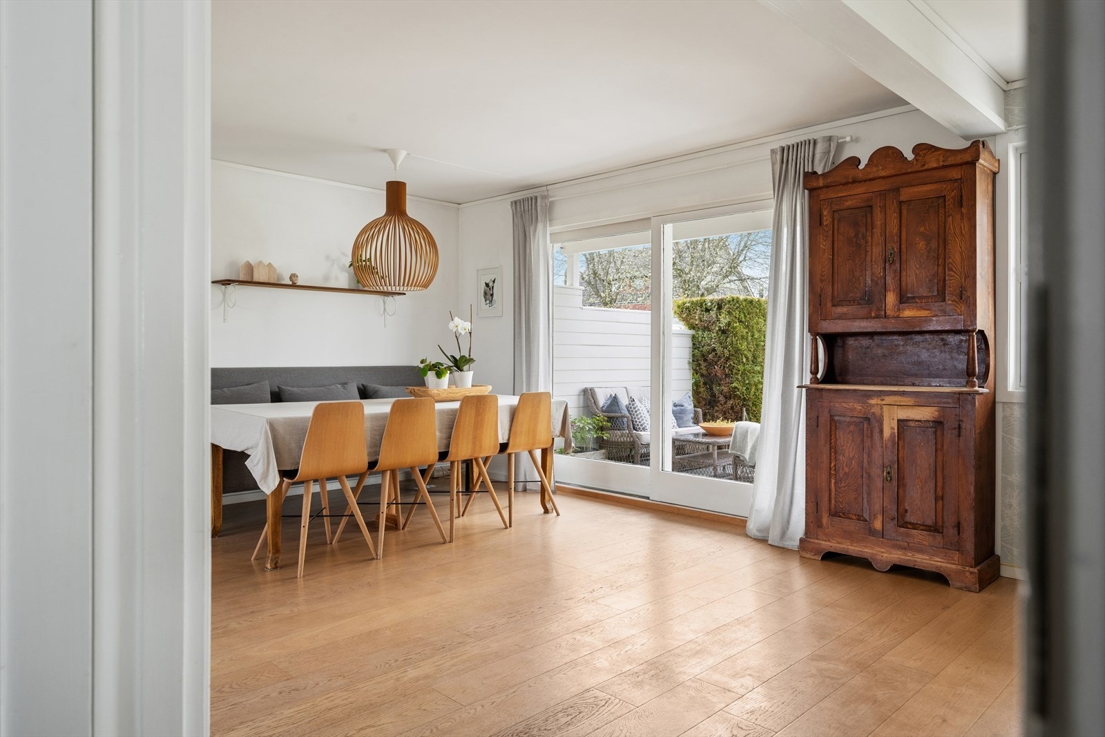 De store vindusflatene gir godt med naturlig lys og skaper en behagelig, lys og luftig atmosfære i rommet. Galleribilde