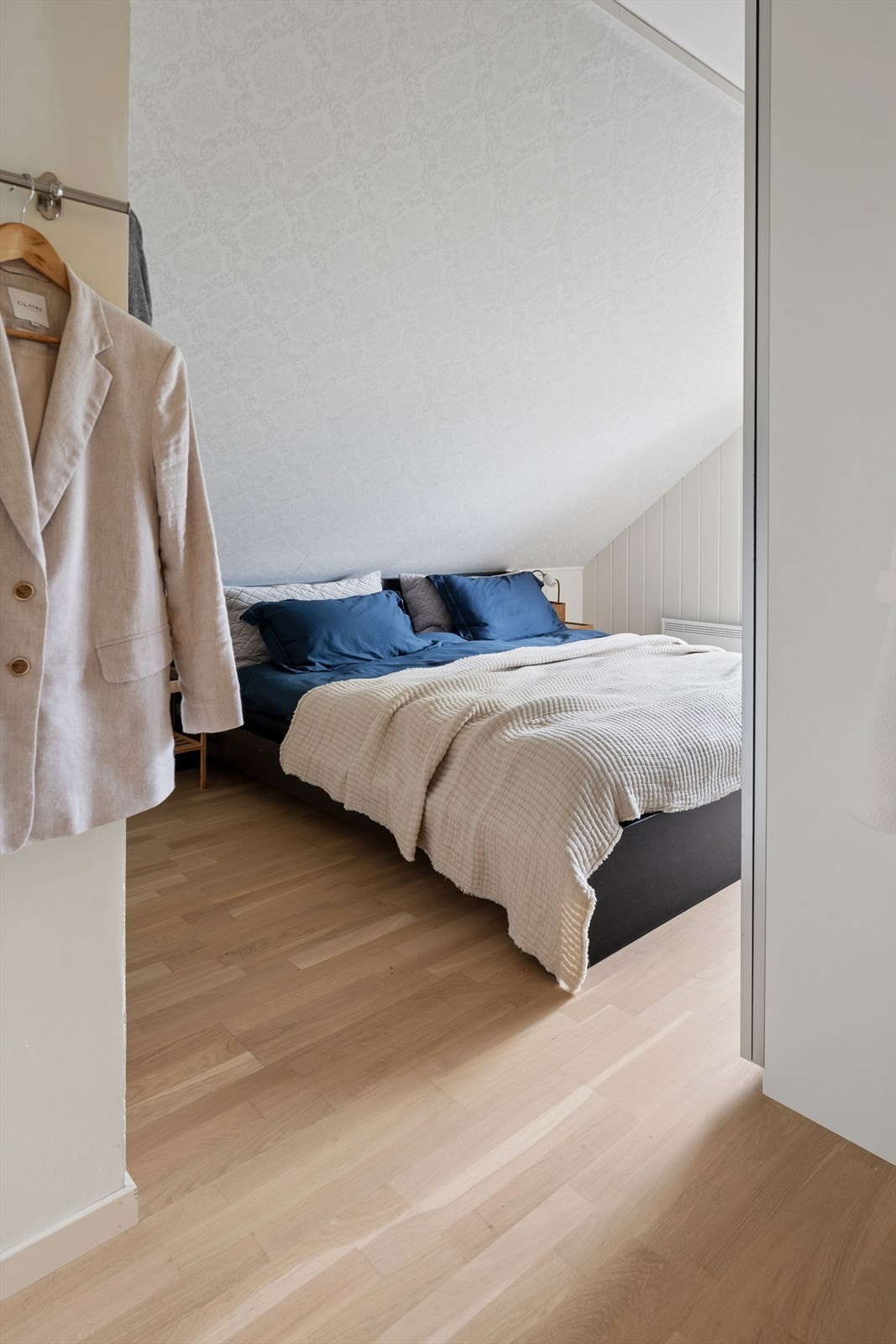 Rommet har også plass til en stor garderobeløsning. Galleribilde