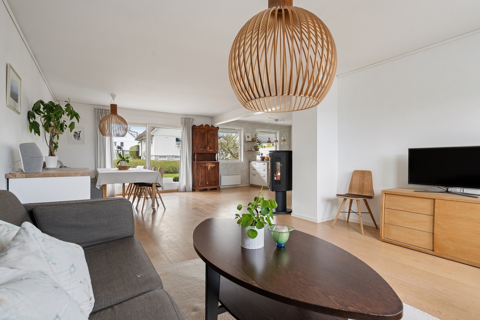 En åpen stue- og kjøkkenløsning gir en moderne og sosial planløsning med rikelig plass til komfortabel sofagruppe og spisebord, perfekt for både hverdagsbruk og gjester. Galleribilde
