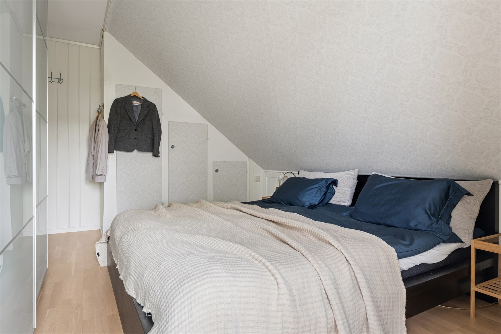 Det andre soverommet har også god plass til seng og disponerer en plassbygd garderobeløsning. Galleribilde