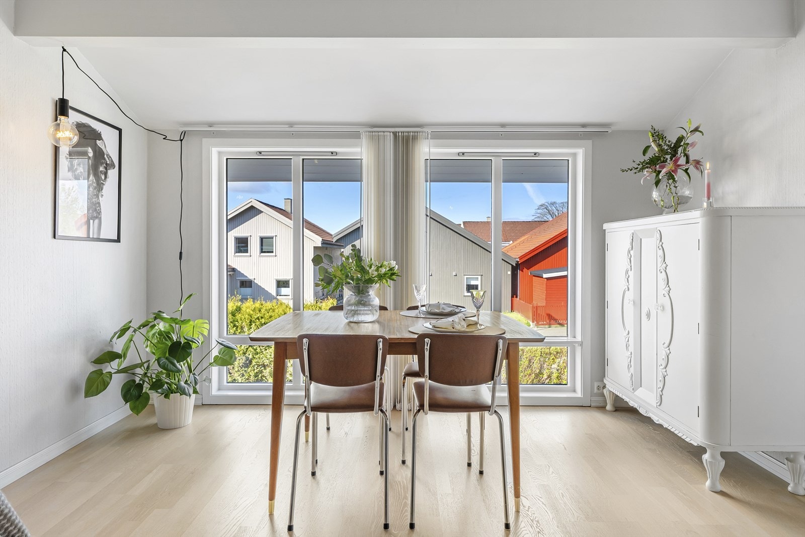 - Plass til middagsbesøk, og ellers er det plass til frokostbord på kjøkkenet - Galleribilde
