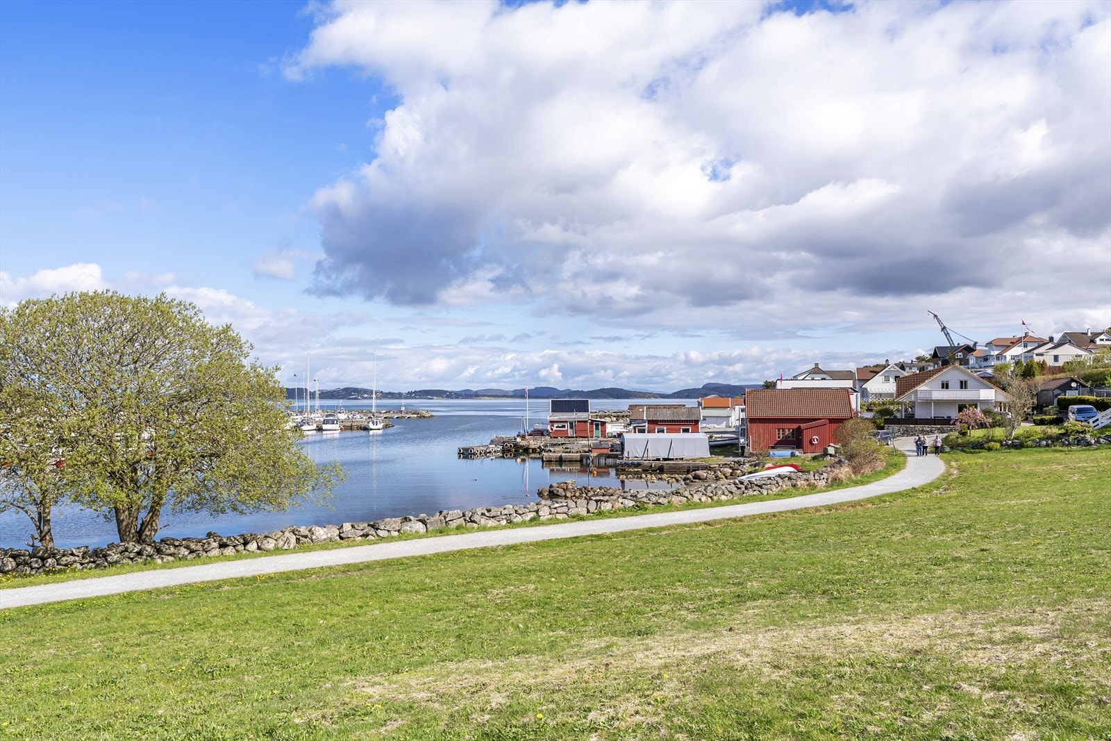 - Nydelige turområder som strekker seg videre mot både Vardenes fyr, Dusavik og Grødem - Galleribilde
