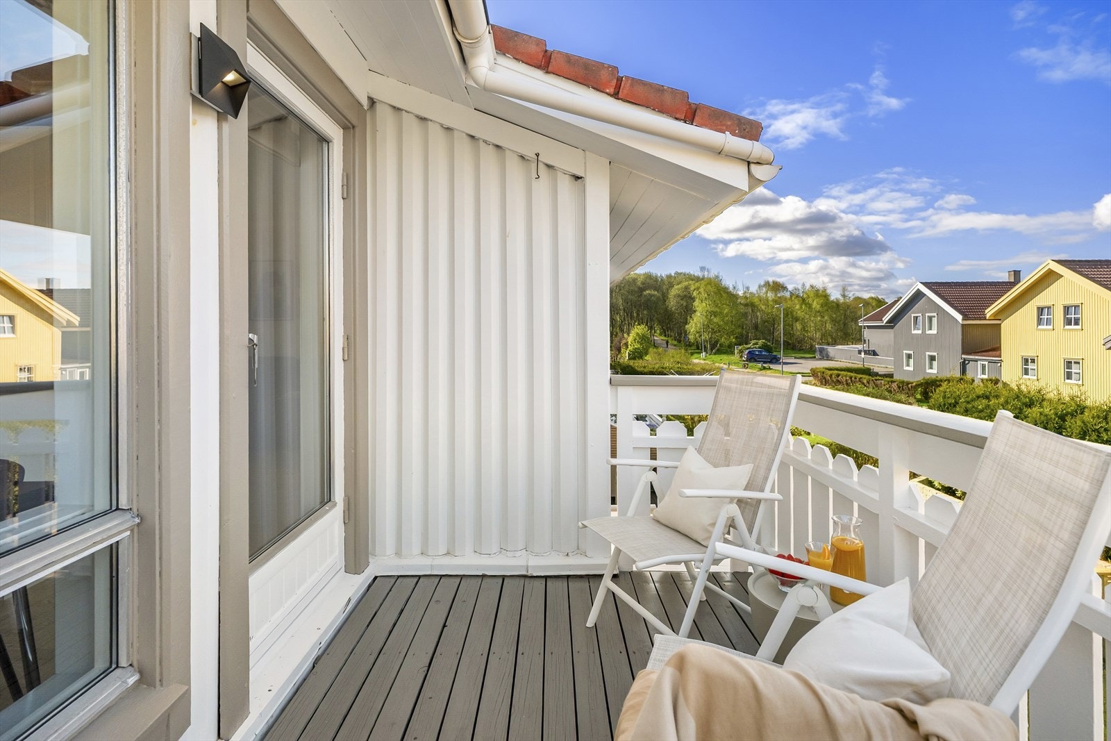 - God plass til både utemøbler og grill - Galleribilde