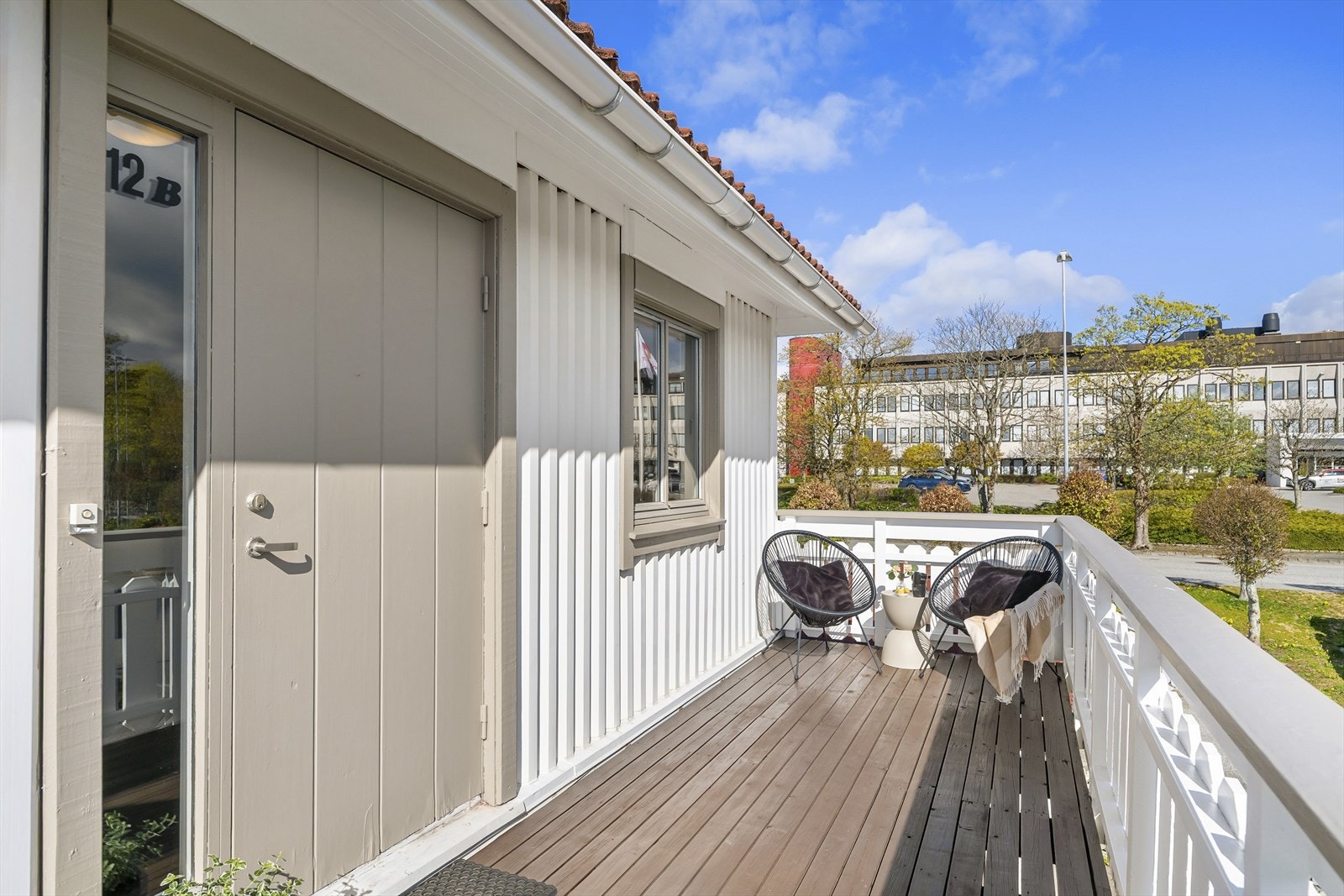 - Eget inngangsparti med formiddagssol - Galleribilde
