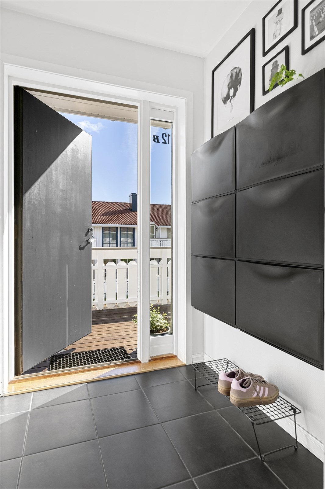 - Flislagt entré - Galleribilde
