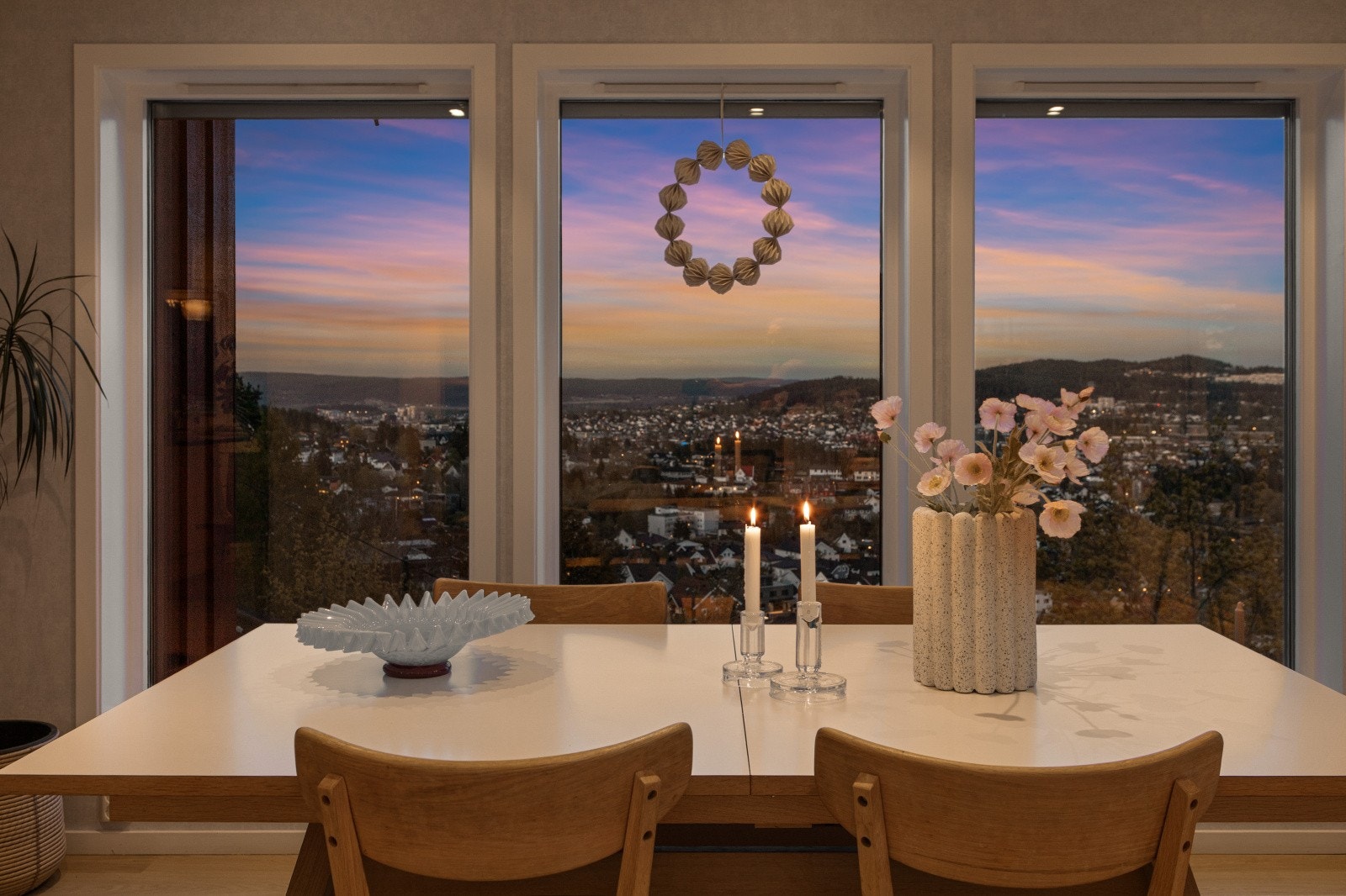 Kveldsstemning i spisestuen. Galleribilde