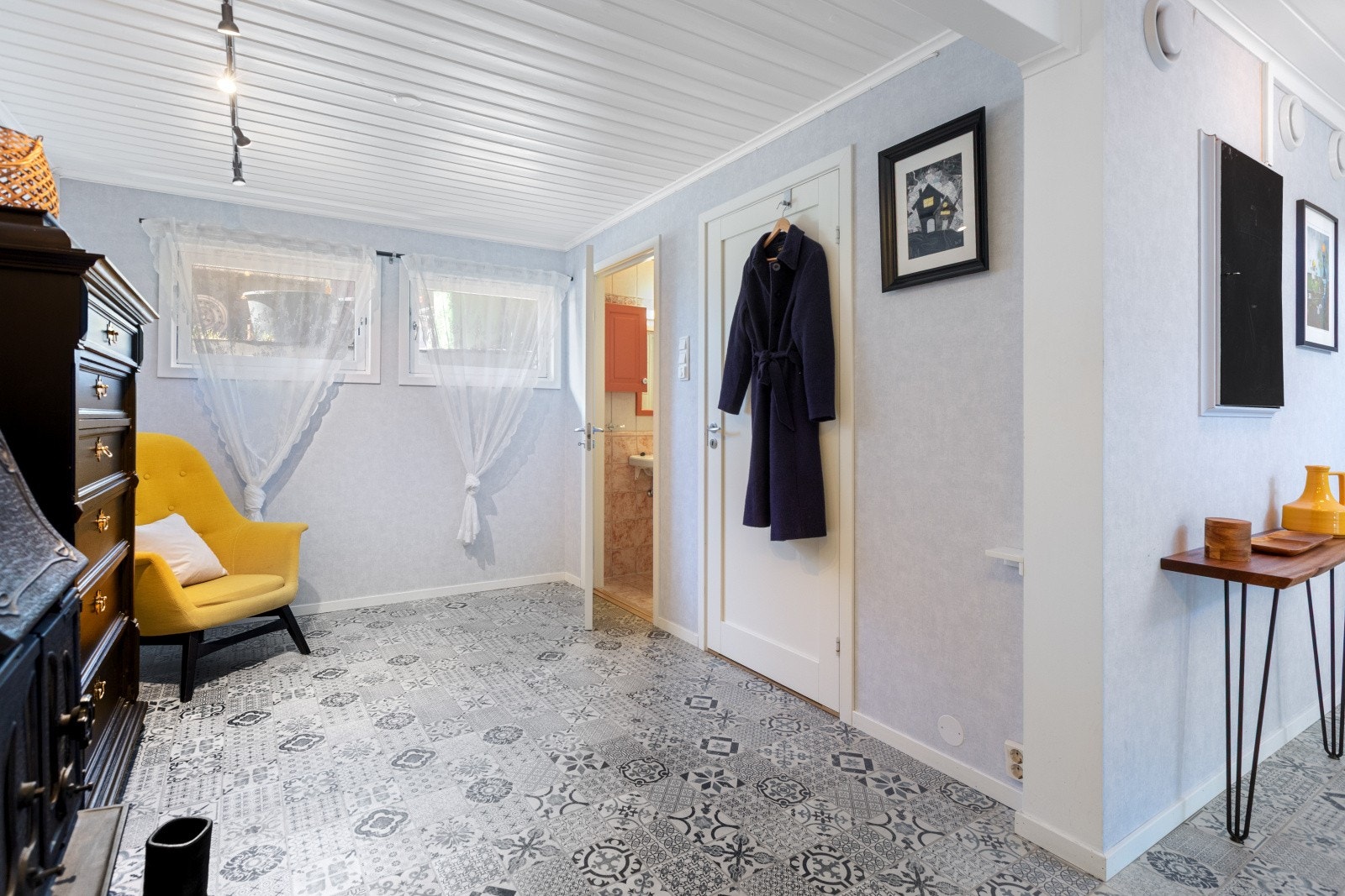 Hallen i underetasjen fungerer som et bindeledd mellom rommene. Det er adkomst til garderoberom og bad. Galleribilde