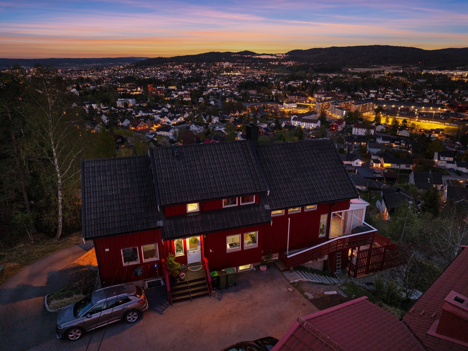 Eiendommen har en sjelden plassering helt inntil markagrensen, med stier og rekreasjon rett utenfor døren. Galleribilde