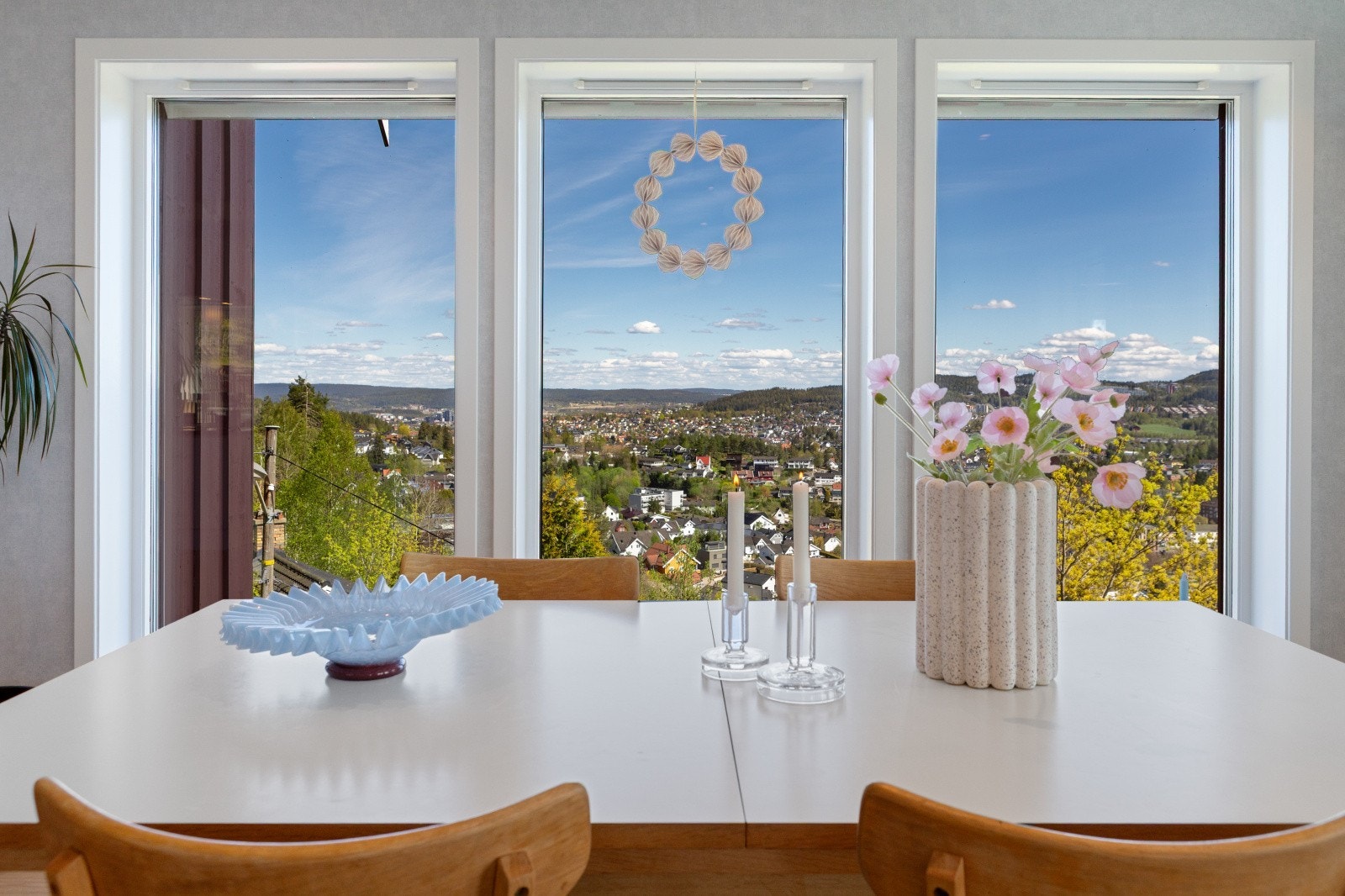 Det er rikelig vindusflater og en tofløyet verandadør får frem den flotte utsikten i tillegg til rikelig med naturlig dagslys. Galleribilde
