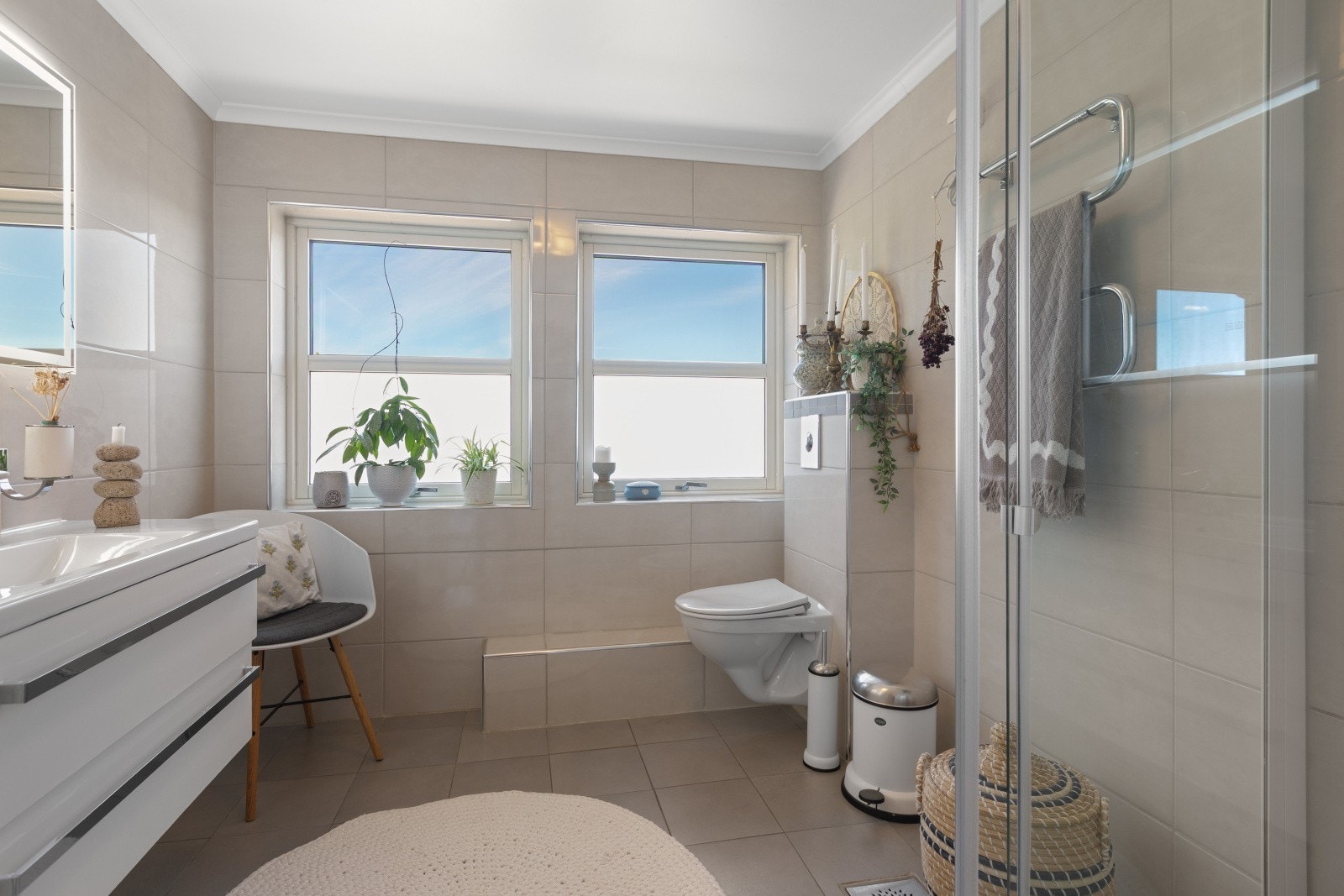Badet i første etasje ble oppgradert i 2010 og har et tidløst uttrykk med flislagte overflater - Det er varme i gulvet. Galleribilde