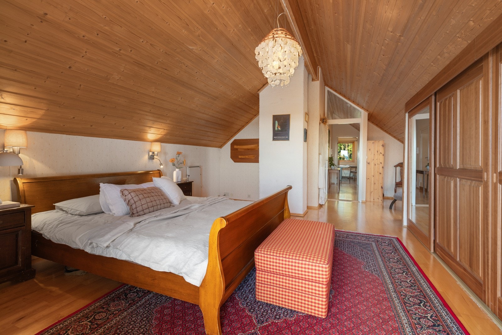 Rommet har godt med lagringsplass i plassbygget skyvedørsgarderobe. Galleribilde