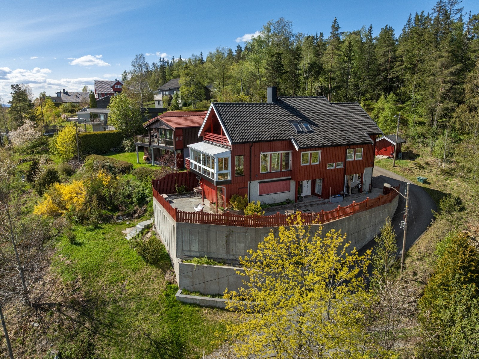 Eiendommen kan skilte med en stor tomt og solrike uteplasser som omkranser boligen. Galleribilde