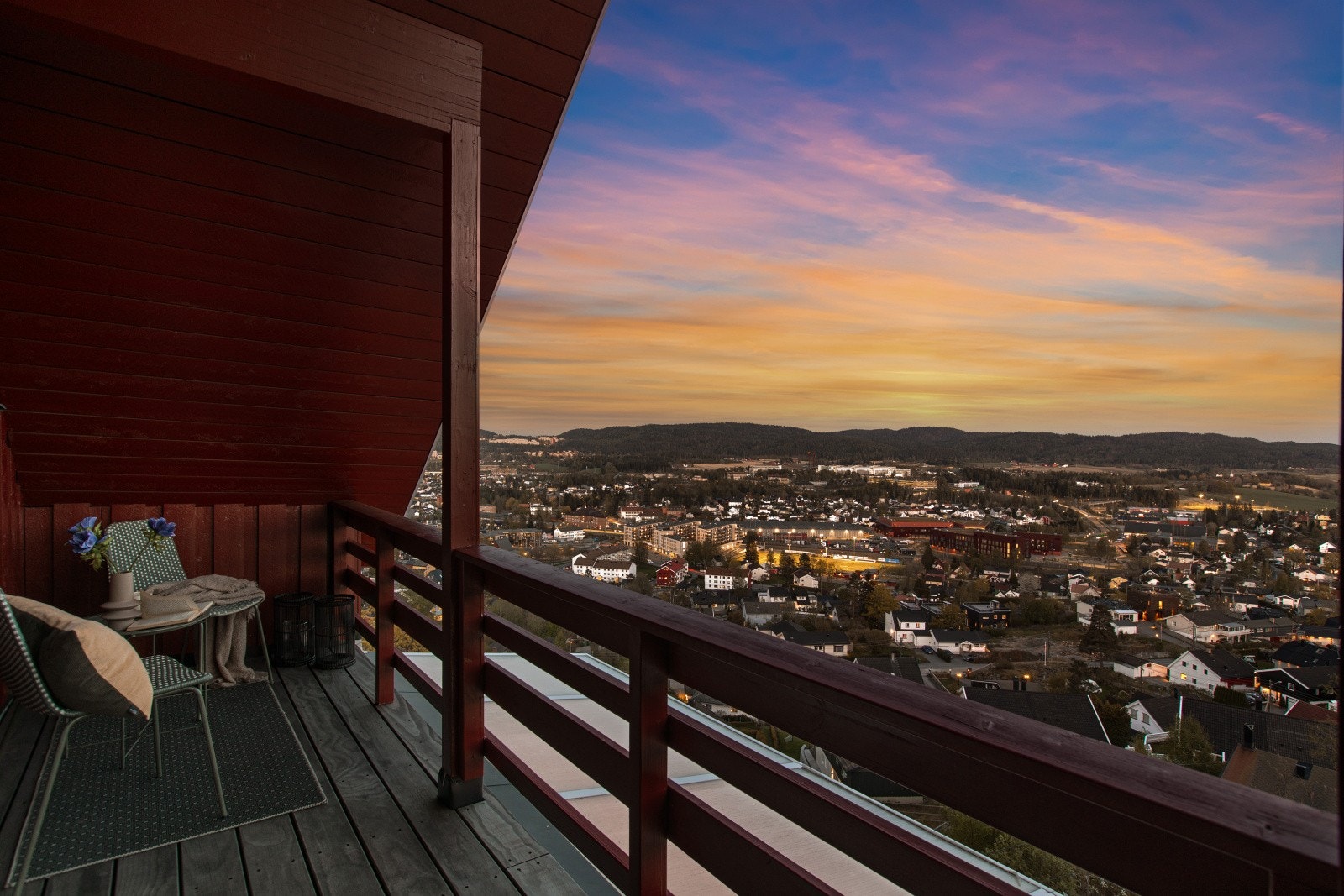 Kveldsutsikt fra balkongen i andre etasje. Galleribilde