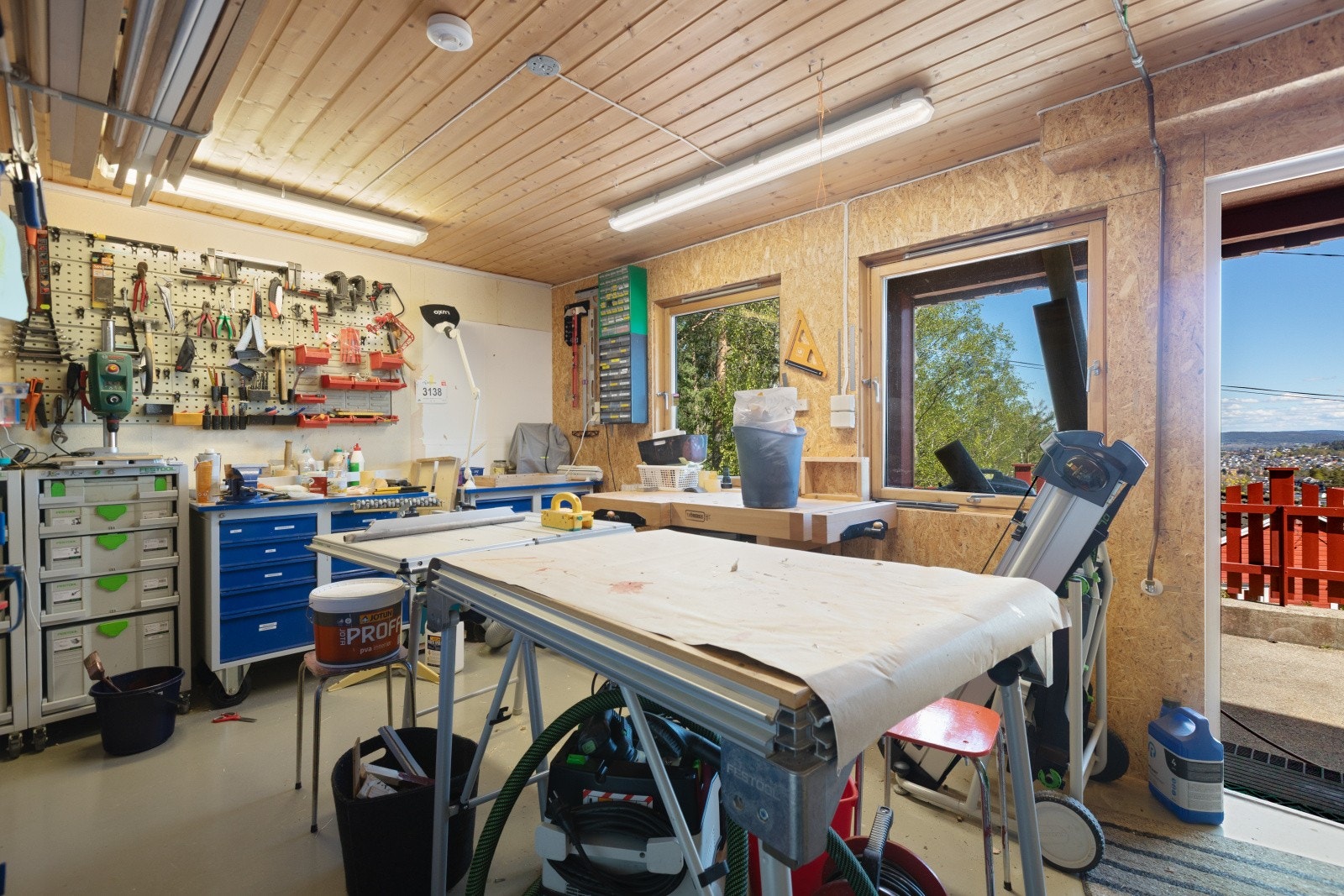 Et eget verksted i underetasjen med egen inngang. Galleribilde