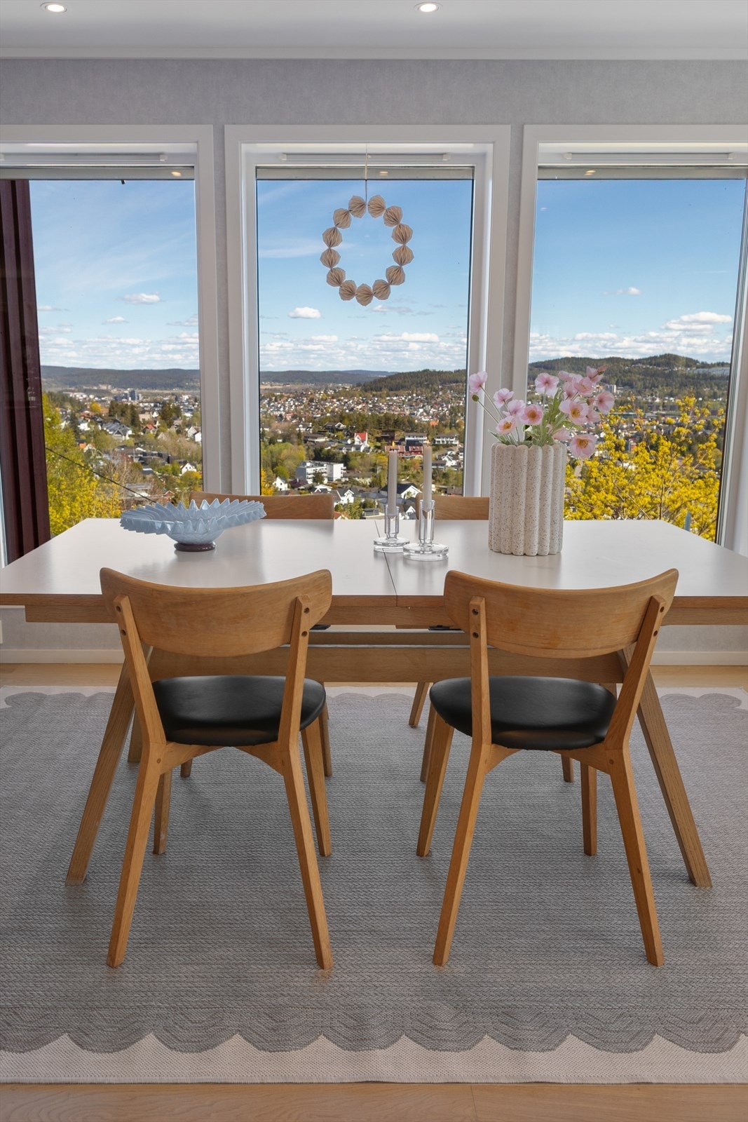 Spisestuen er en naturlig samlingsplass med plass til mange gjester. Galleribilde