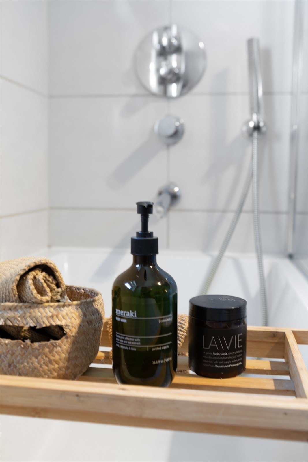 Badet har flislagt gulv med varmekabler og innredning med to servanter. Galleribilde