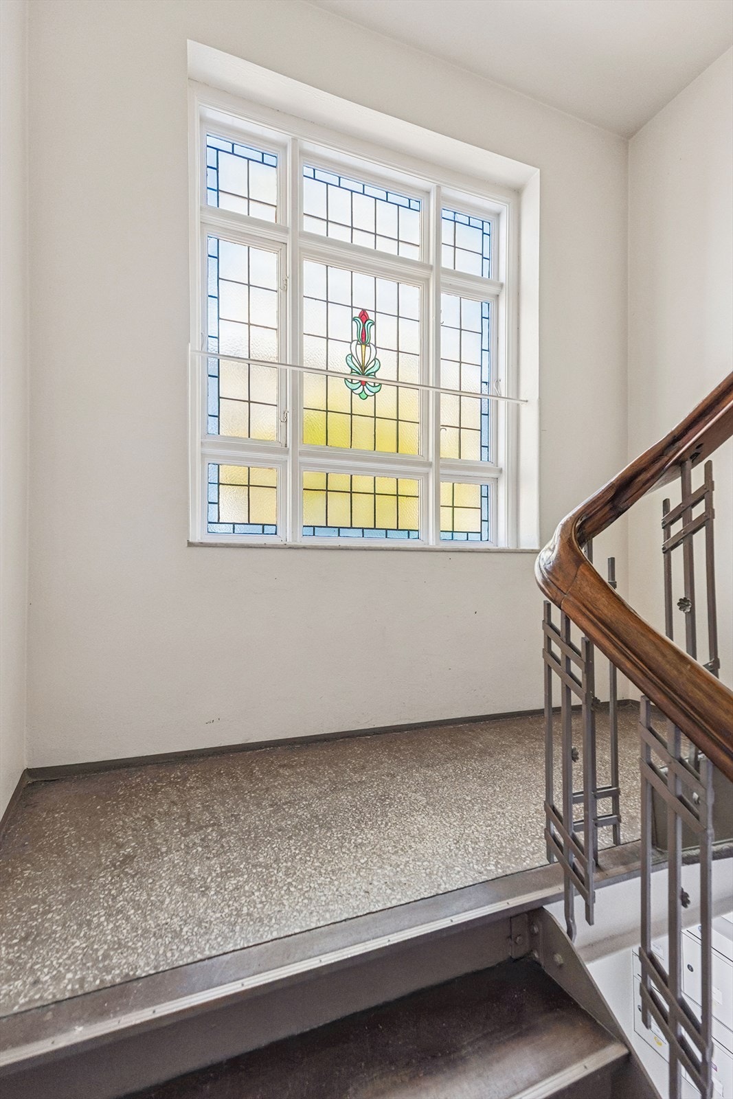 Lys trappeoppgang med sjarmerende, originale detaljer Galleribilde