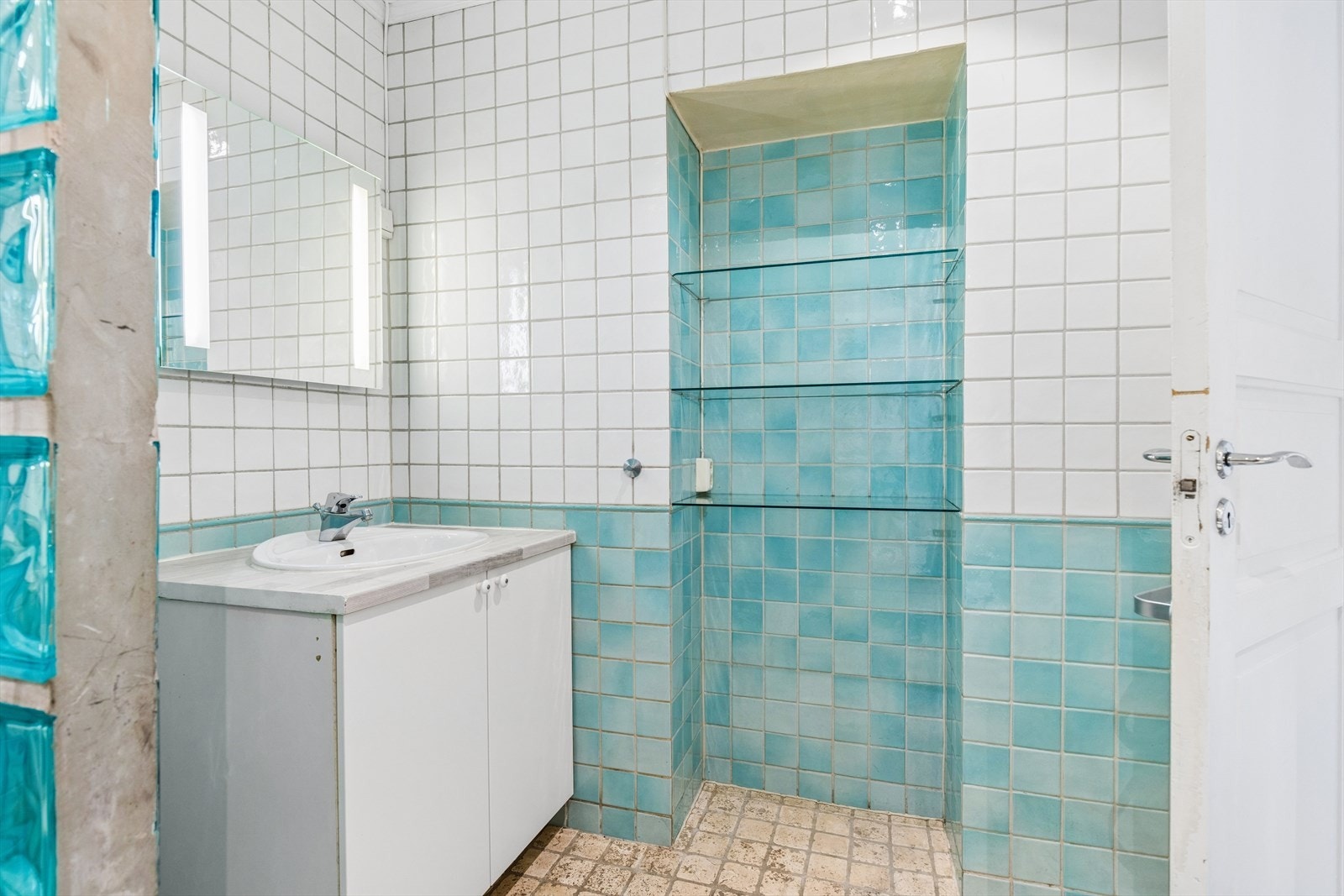 Badet er innredet med servant med underskap, vegghengt toalett og dusj med glassdør. Galleribilde