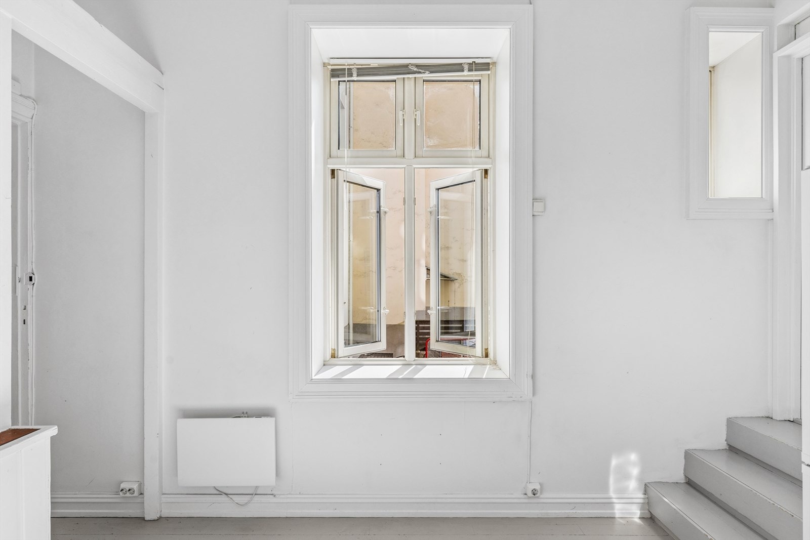 Leiligheten har store vindusflater som slipper inn rikelig med naturlig lys. Galleribilde