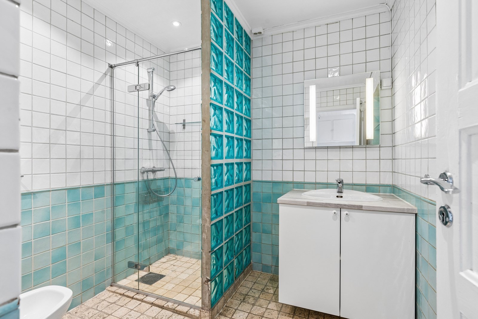 Bad med flislagte overflater, elektriske varmekabler og downlights. Galleribilde