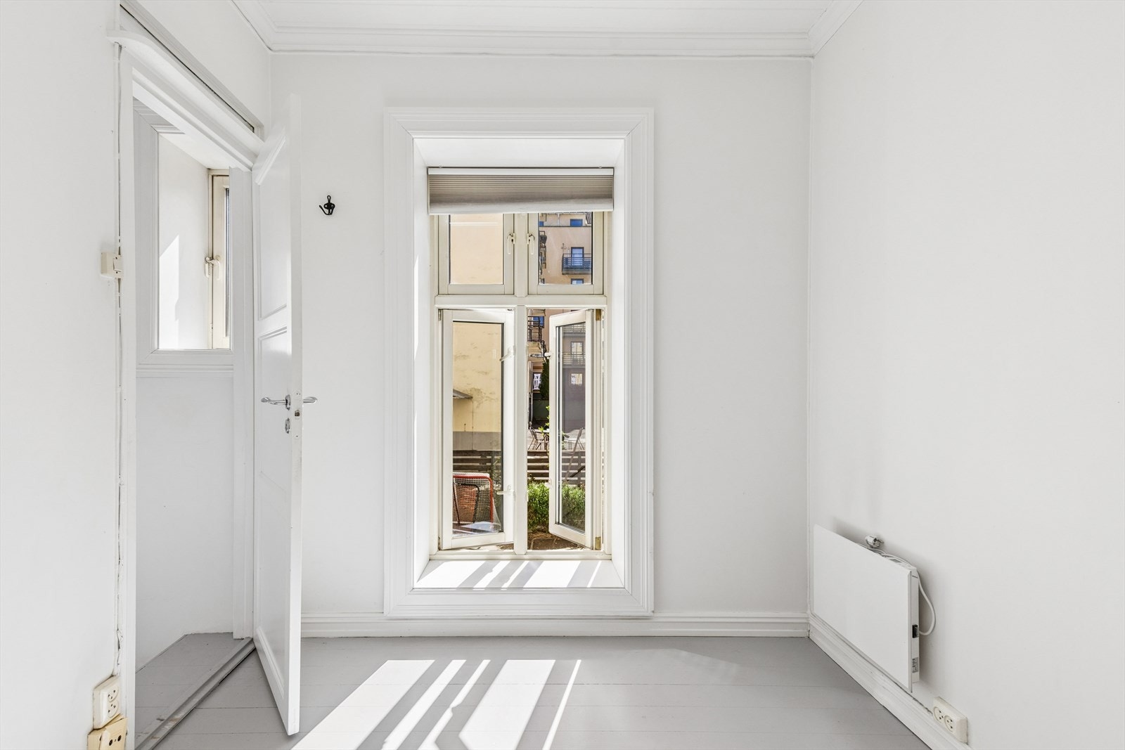 Soverommet vender også inn mot bakgård. Soverommet har plass til seng, tilhørende nattbord og garderobeløsning. Galleribilde