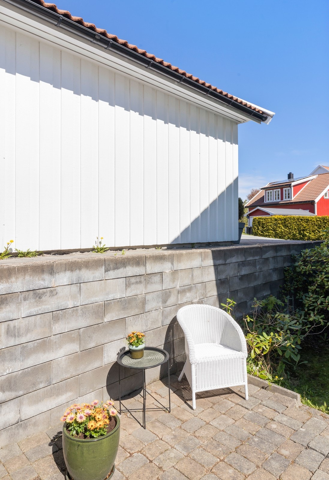 Pent opparbeidet med belegningsstein og diverse beplantning Galleribilde