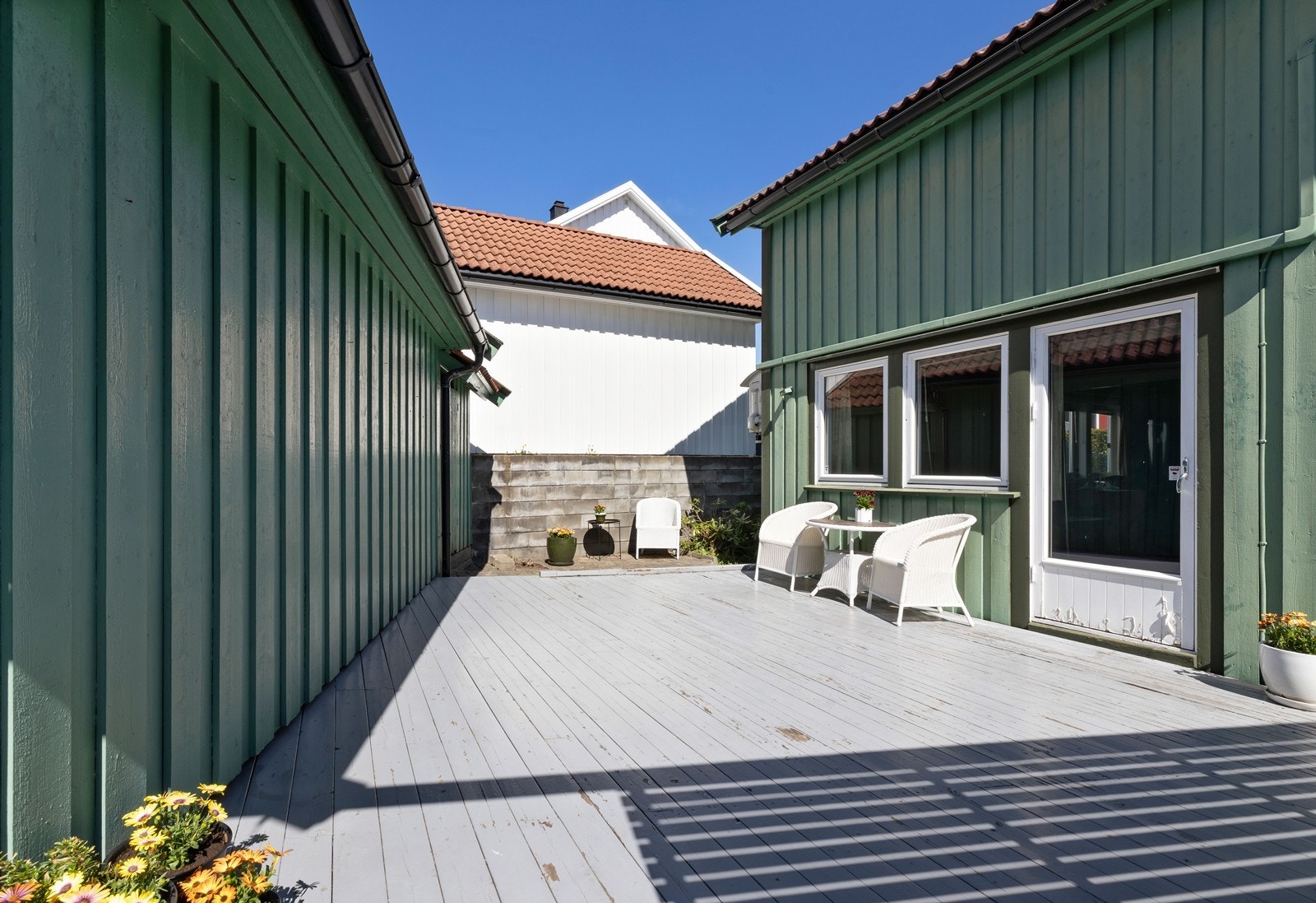 Fra stuen er det utgang til terrasse med god plass til utemøbler og sittegrupper for sosiale sammenkomster Galleribilde
