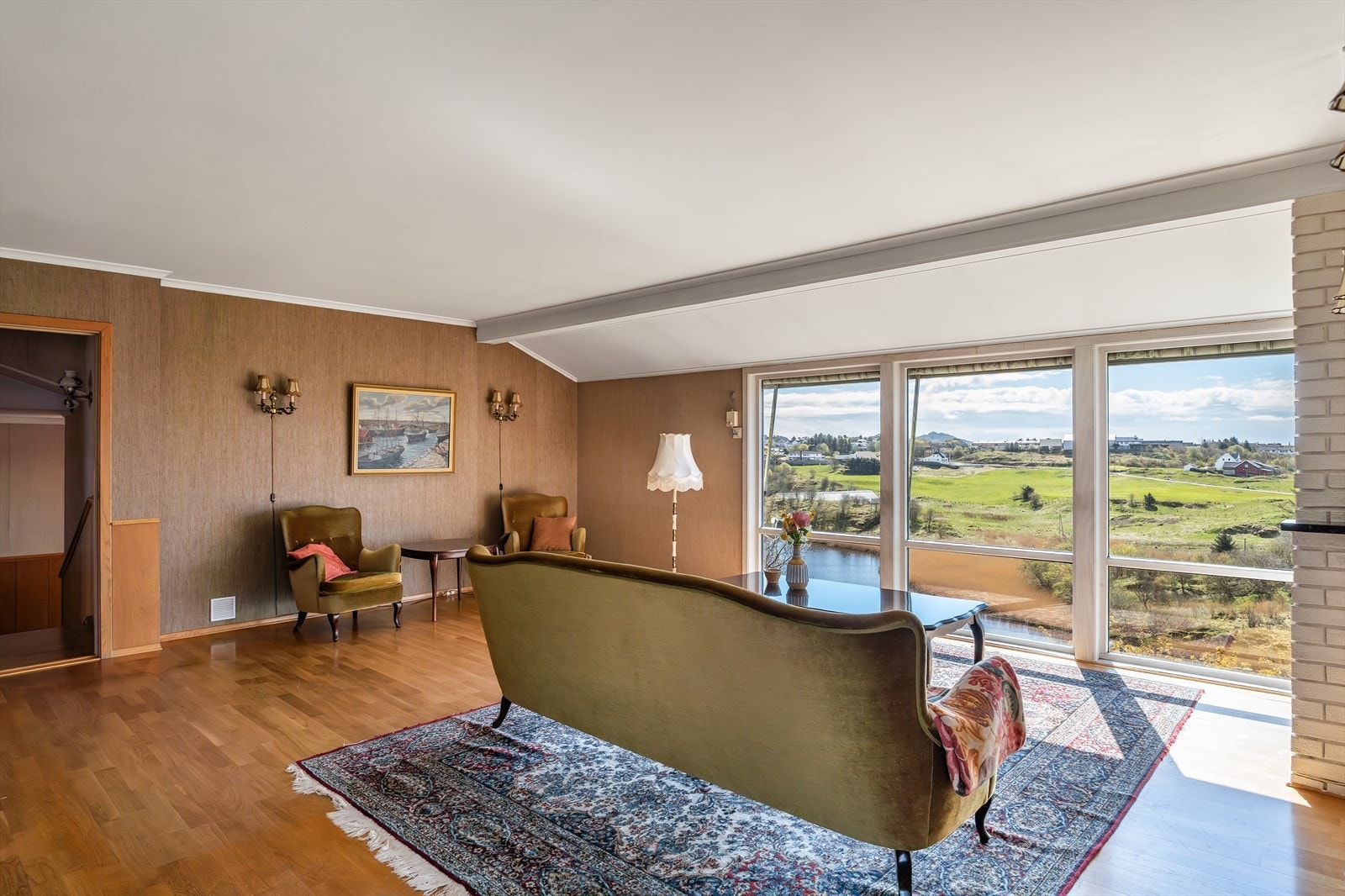 Stue med store vindusflater som slipper inn rikelig med naturlig dagslys. Galleribilde