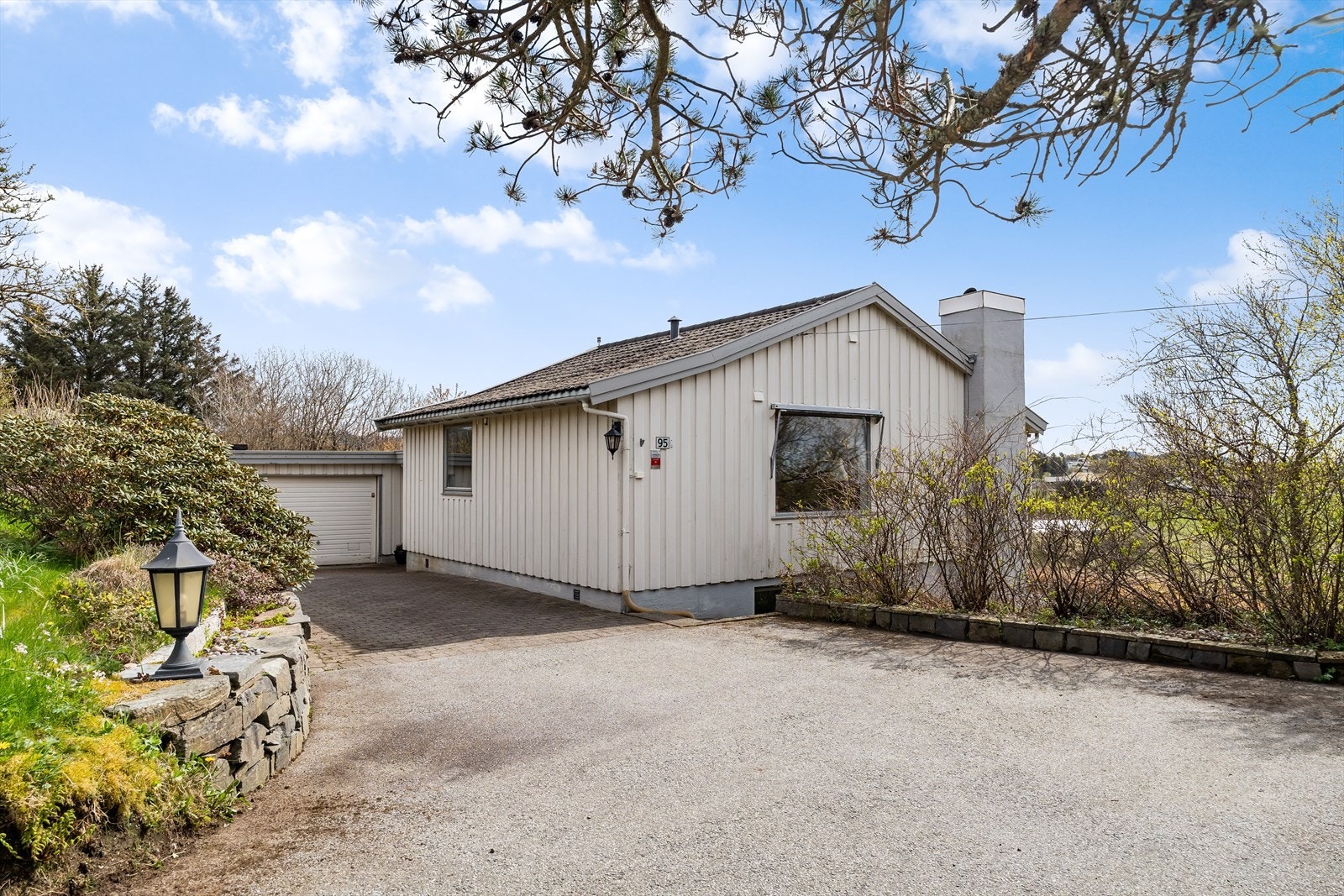 Denne eiendommen har to garasjer. En enkel som er tilknyttet huset samt en stor dobbel garasje. Galleribilde