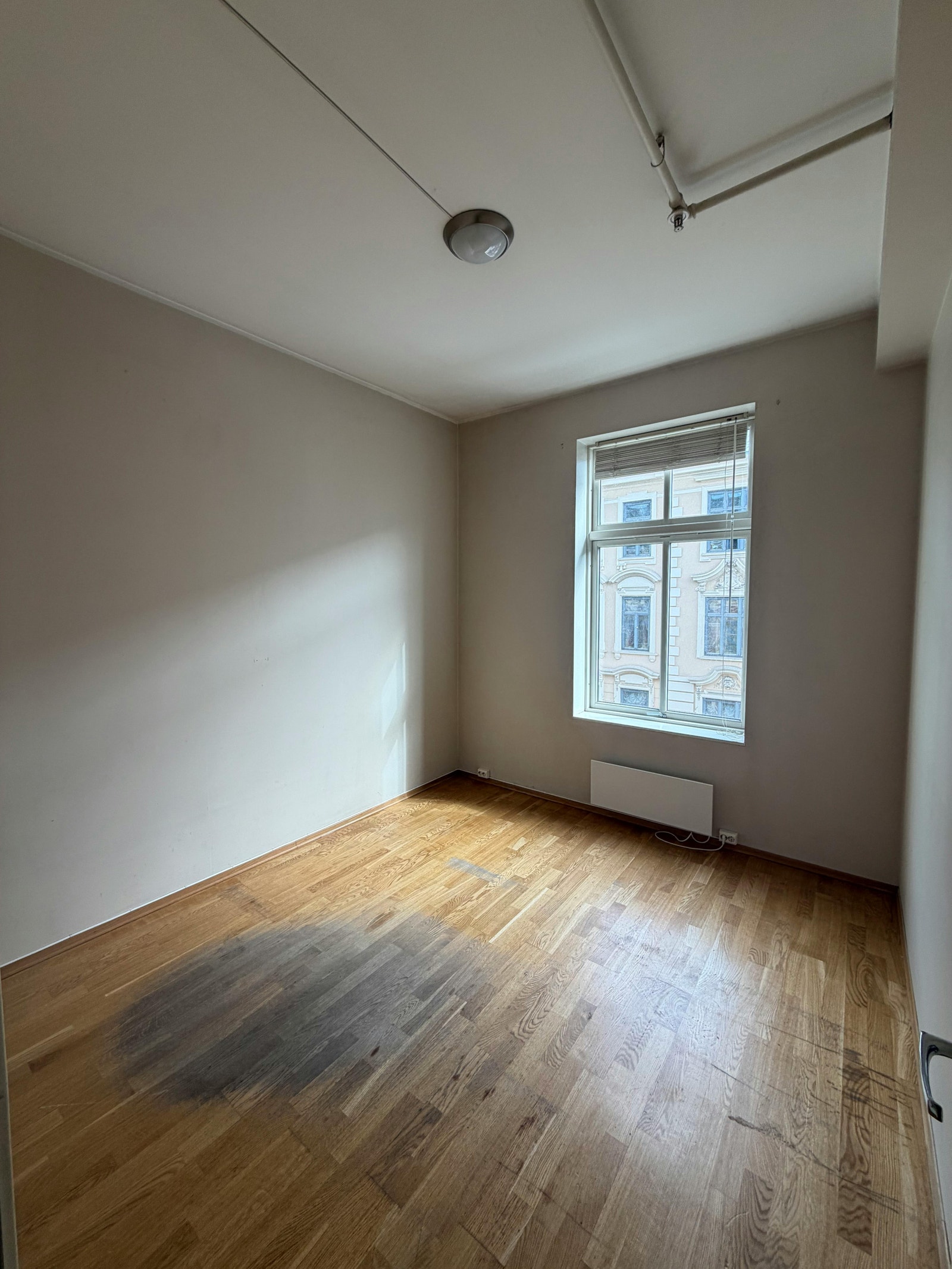 Merke på gulvet kommer fra ett møbel. Kan fint dekkes med teppe/seng Galleribilde
