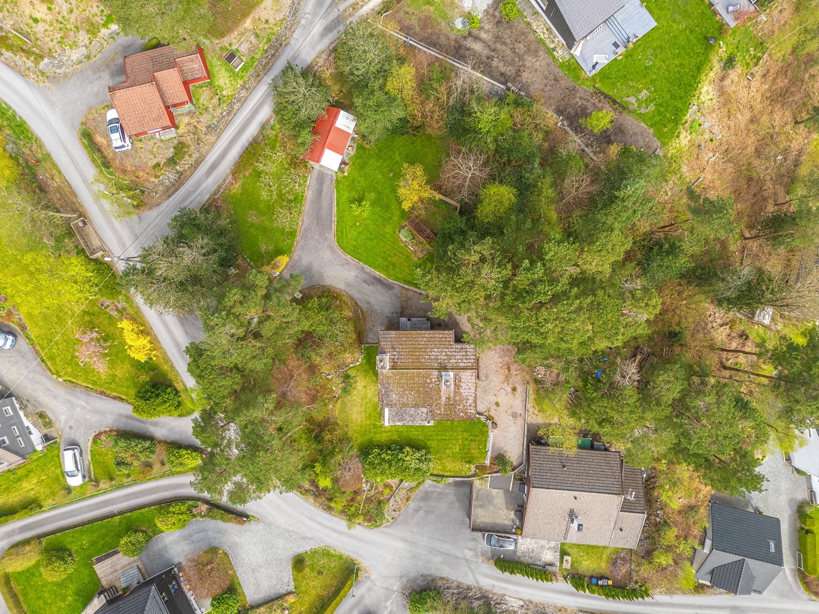 Eiendommen ligger fint til med kort avstand til både skole, barnehage og daglige servicetilbud. Det er også gode kollektivforbindelser og enkel tilkomst til Leirvik sentrum. Galleribilde