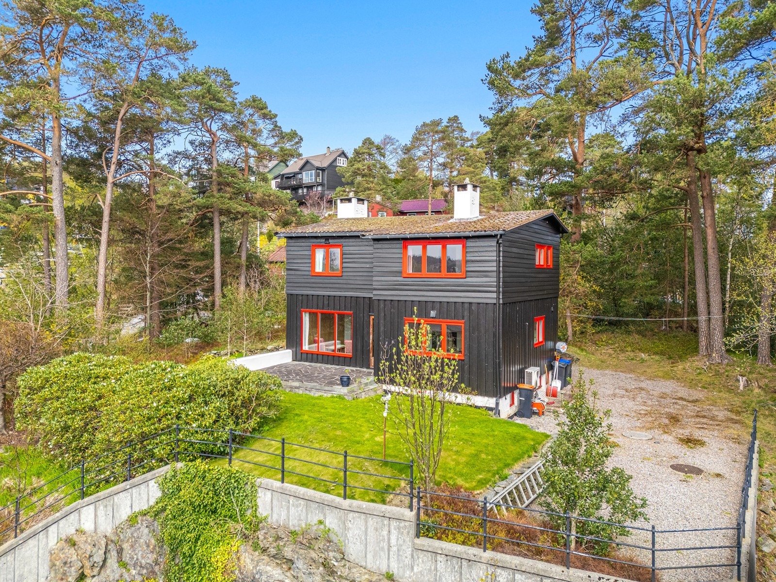 Boligen er fra 1933 med flott opparbeidet tomt, gode parkeringsmuligheter og utsikt. Galleribilde