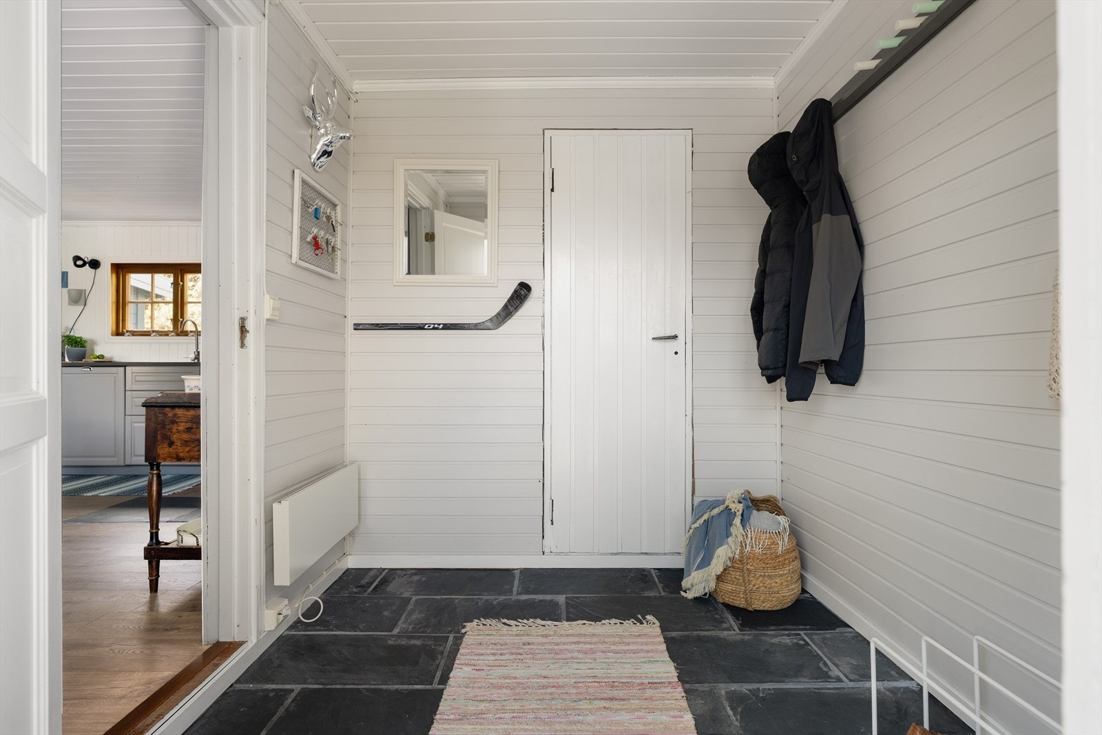 Lys og flislagt gang/entre. Hytta har et totalt BRA-i på hele 118m², så her er det et hav av boltringsplass til storfamilien. Galleribilde