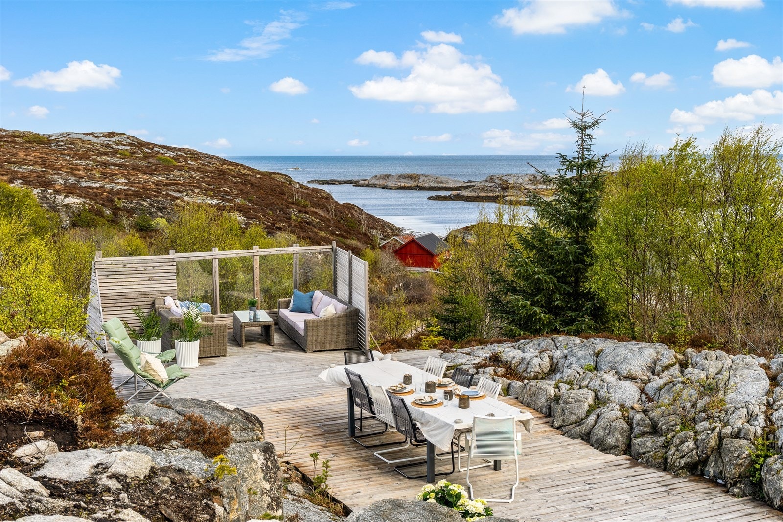 Her ligger man i umiddelbar tilknytning til sjøen og båtplassen som følger med eiendommen. Galleribilde