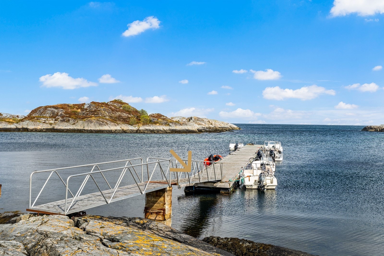 Det medfølger egen båtplass i marina tilknyttet hyttefeltet. Båtplassen ligger innerst til venstre i rekke (se pil) Galleribilde